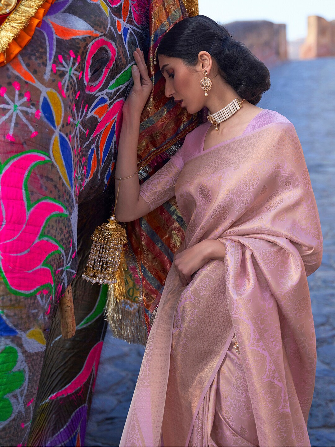 Mitera Lavender & Gold-Toned Woven Design Zari Silk Blend Banarasi Saree | Swadesiicart