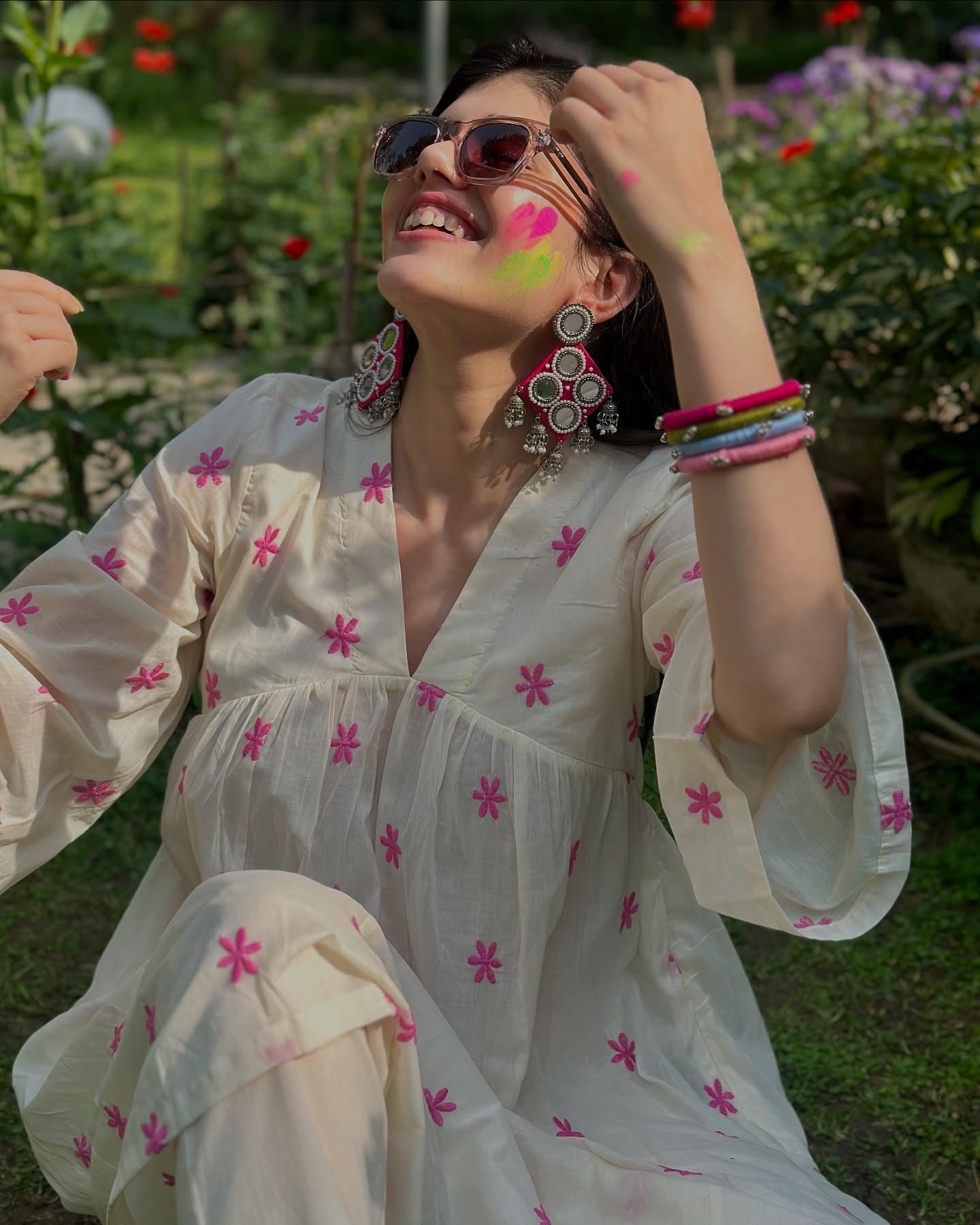 trueBrowns Off-White Cotton Floral Embroidered Flared Kurta Set | Swadesiicart