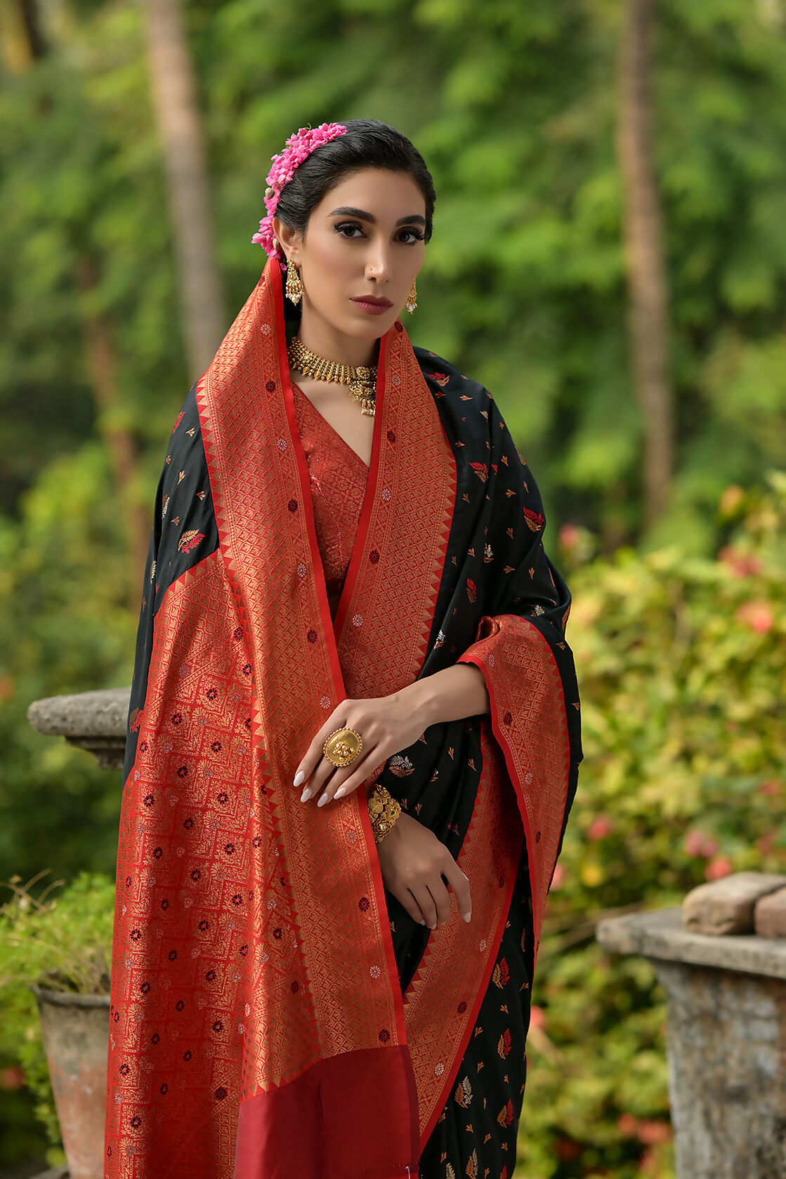Vishnu Weaves Women's Black Banarasi Silk Zari Woven Saree with Blouse - Swadesiicart