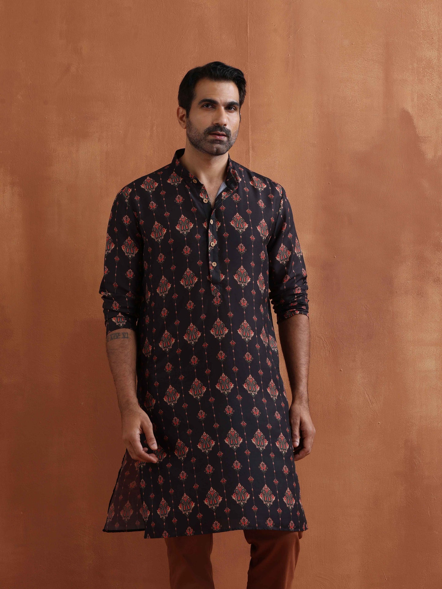 trueBrowns Men's Black Printed Kurta | Swadesiicart