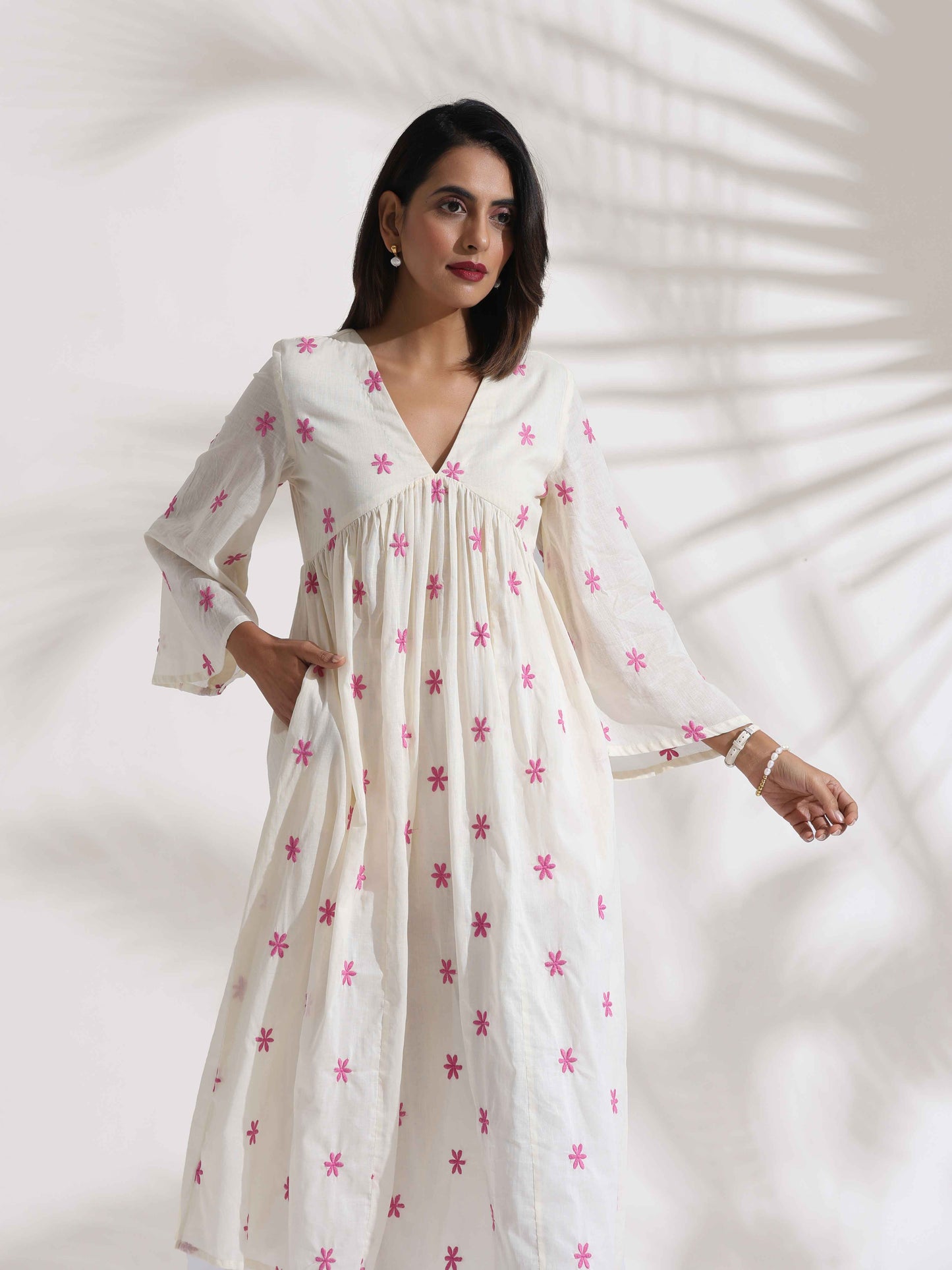 trueBrowns Off-White Cotton Floral Embroidered Flared Kurta Set | Swadesiicart