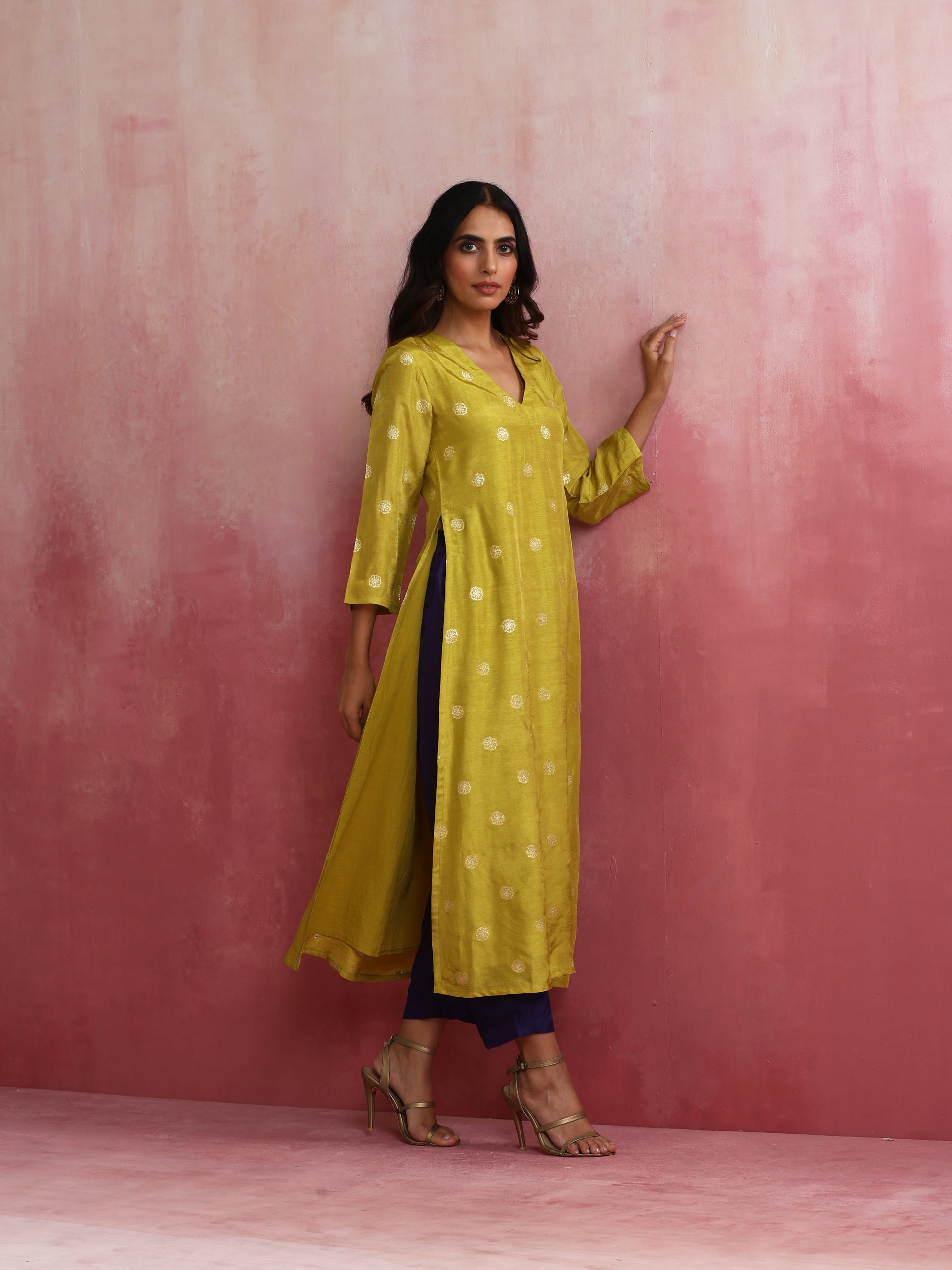 trueBrowns Lime Viscose Silk Kurta Set | Swadesiicart
