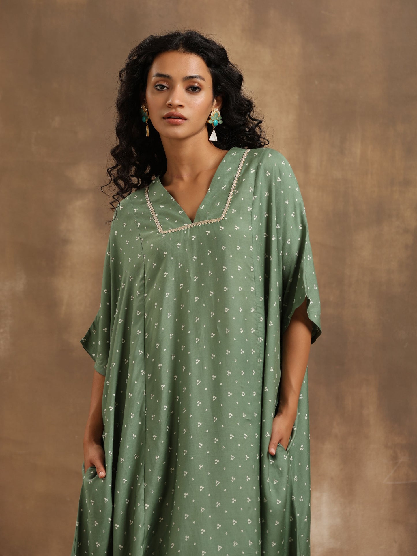 trueBrowns Light Green Bandhani Printed Silk Oversized Kurta Pant Set | Swadesiicart