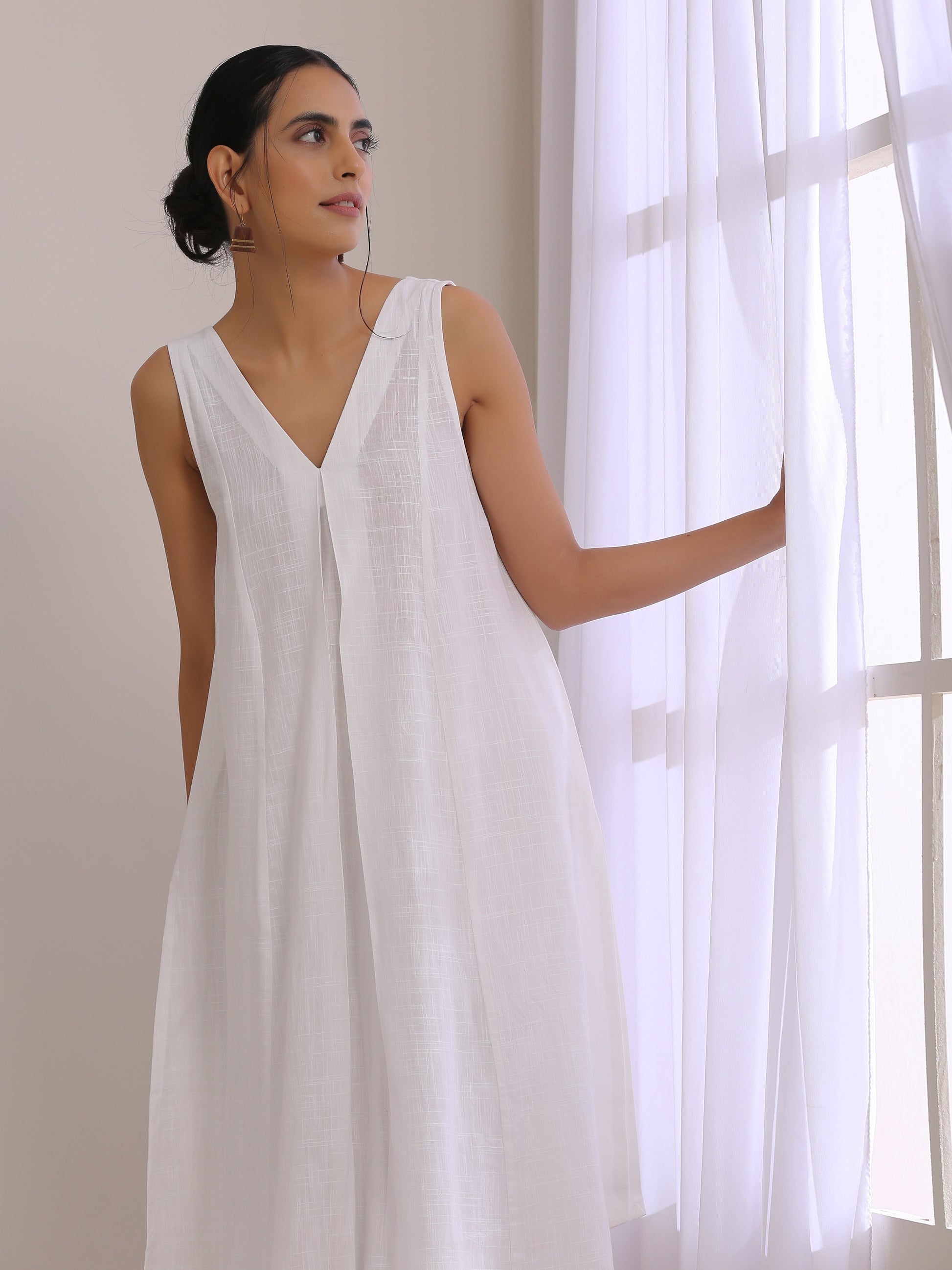 trueBrowns White Slub Texture Sleeveless Flared Kurta Pant Set | Swadesiicart