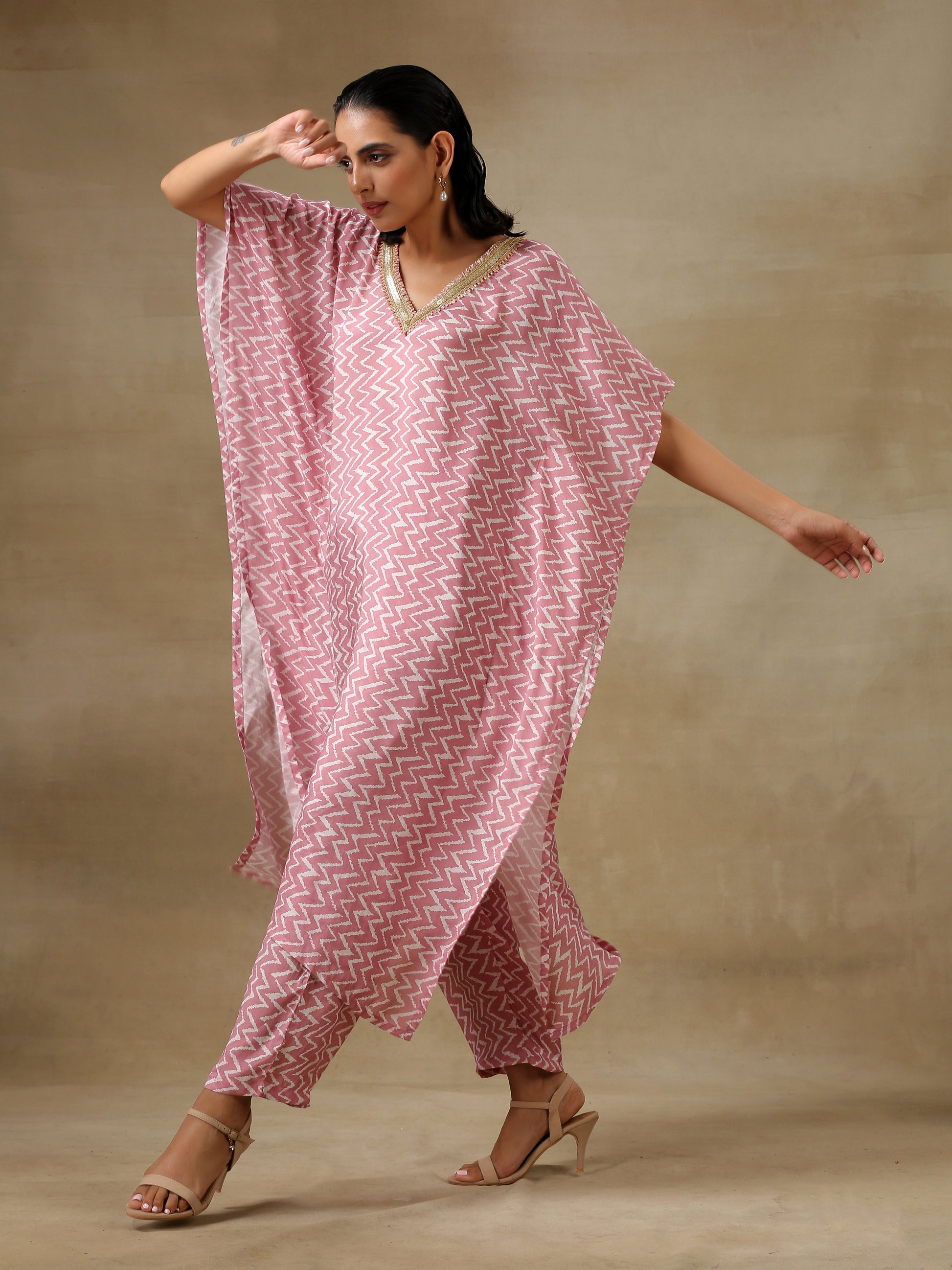 trueBrowns Light Mauve Bandhani Printed Silk Kaftan Kurta Pant Set | Swadesiicart
