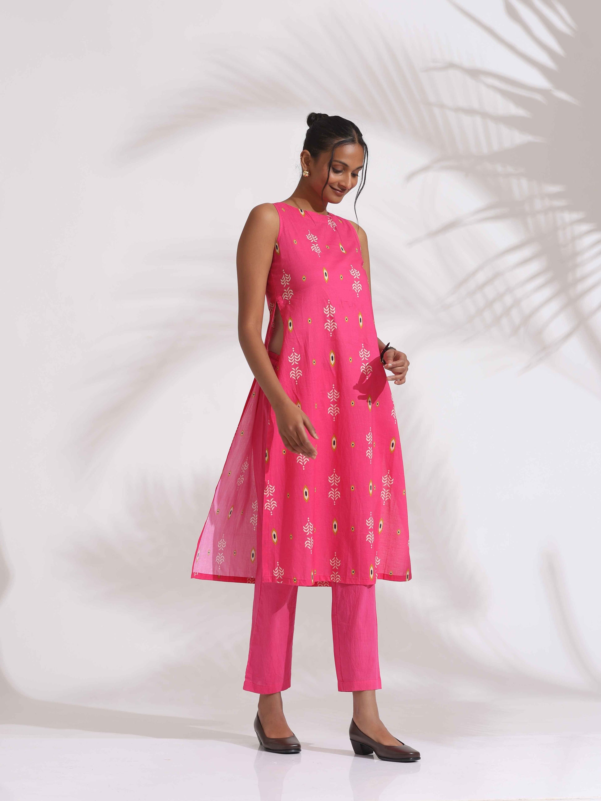 trueBrowns Pink Cotton Print Sleeveless Kurta Set | Swadesiicart