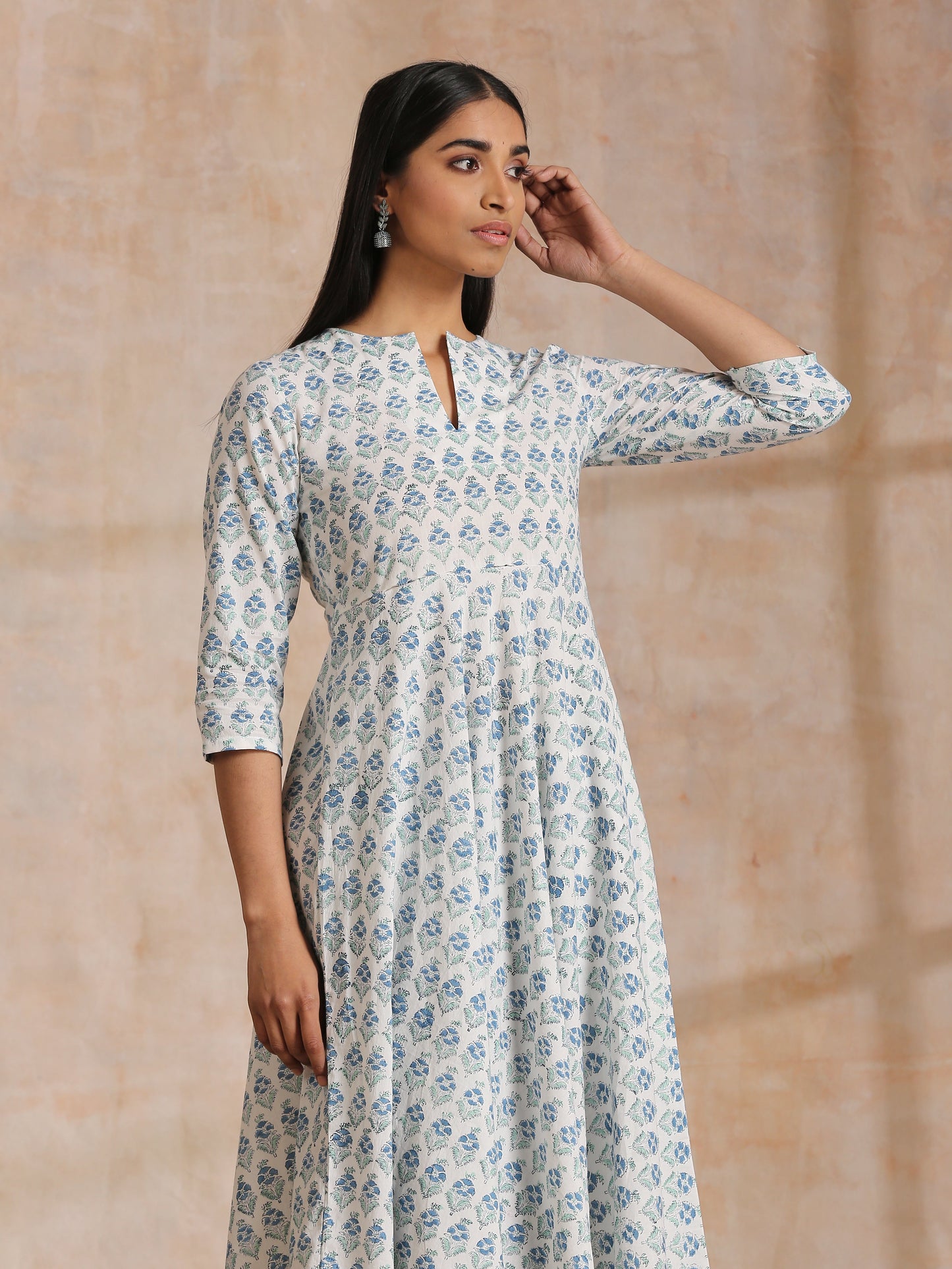 trueBrowns White With Blue Green Buta Print Cotton Flared Kurta Pant Set | Swadesiicart