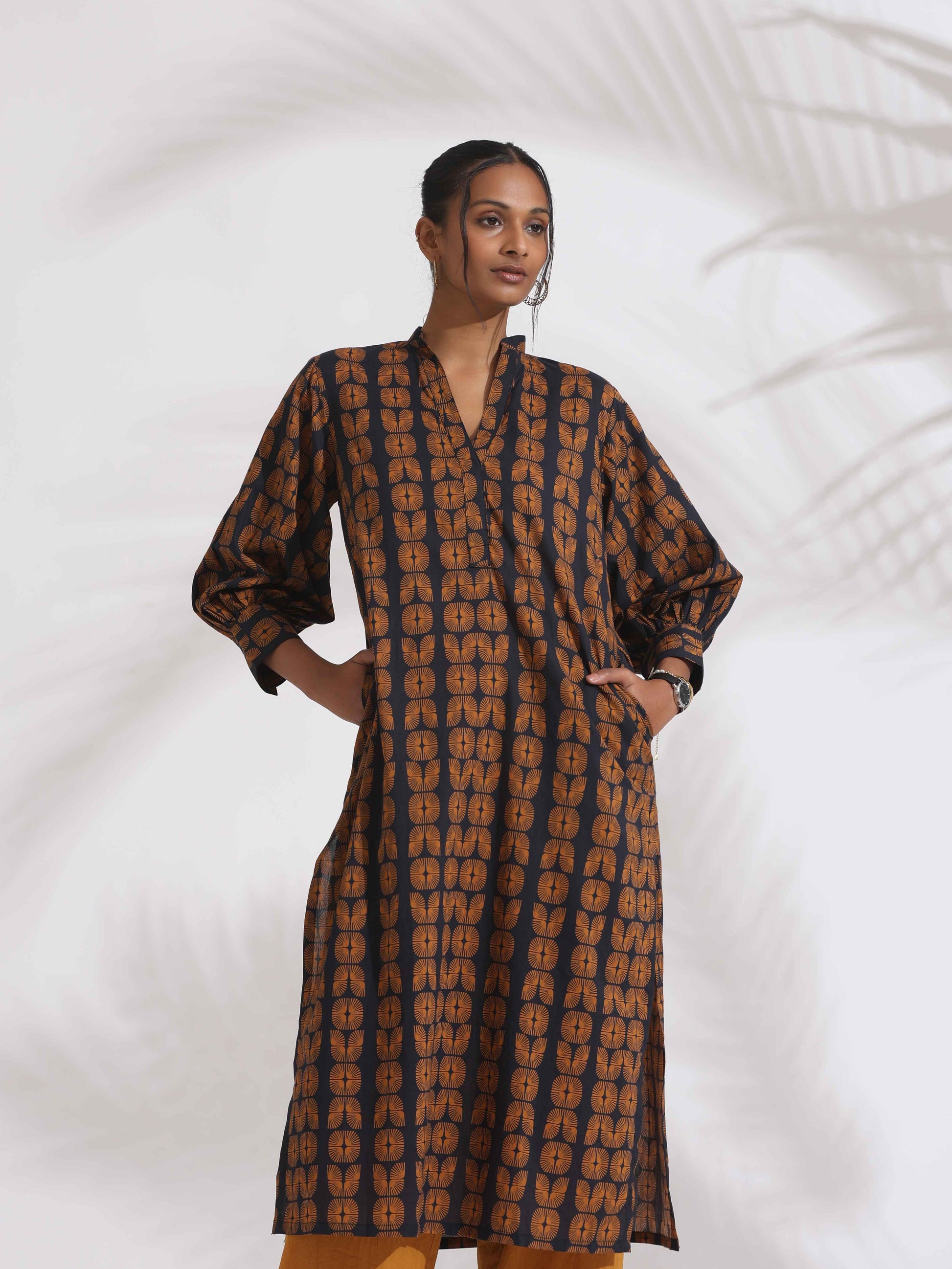 trueBrowns Black Cotton Print Straight Kurta Set | Swadesiicart