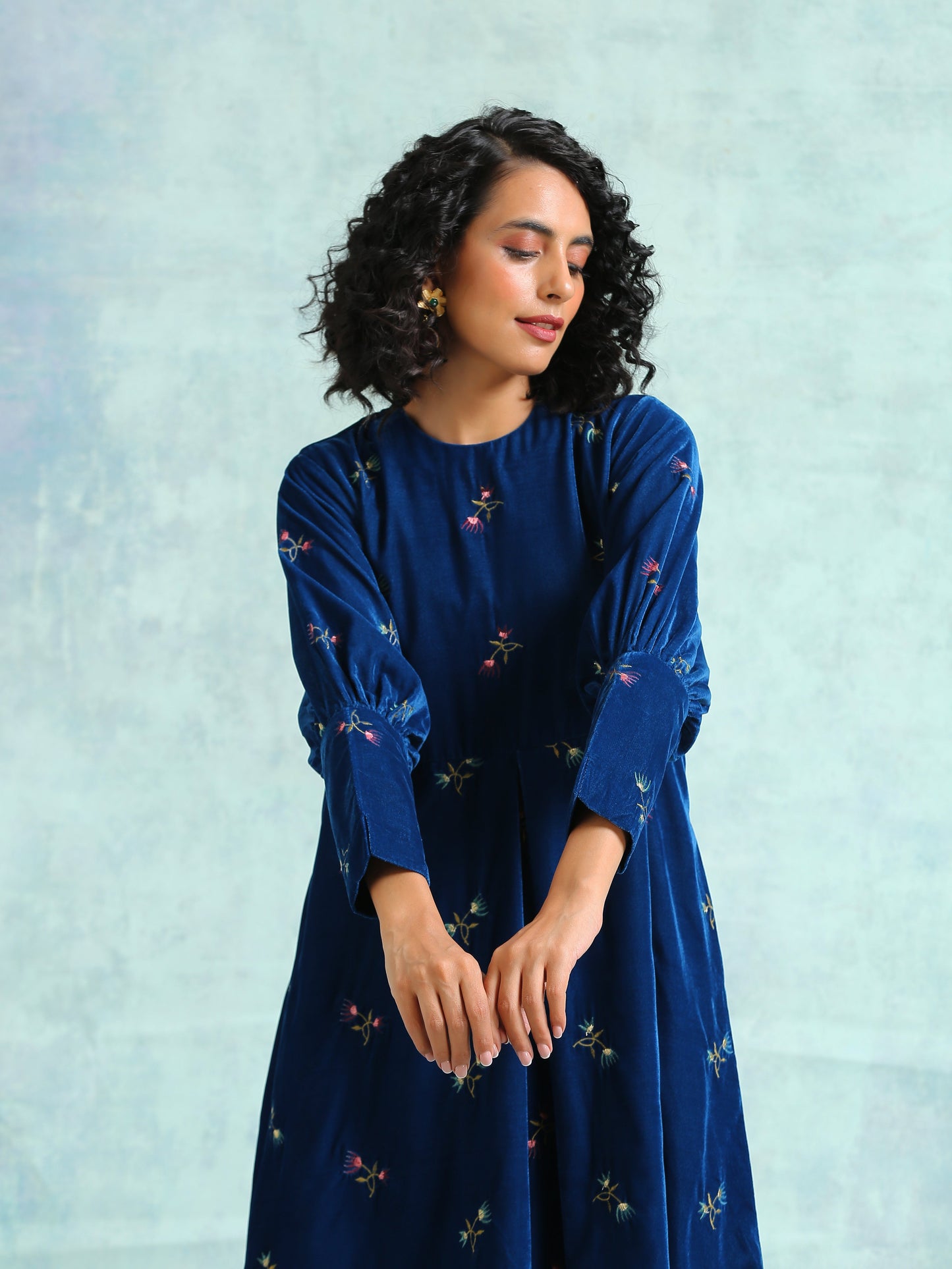 trueBrowns Blue Embroidered Velvet Puff Sleeve Kurta | Swadesiicart