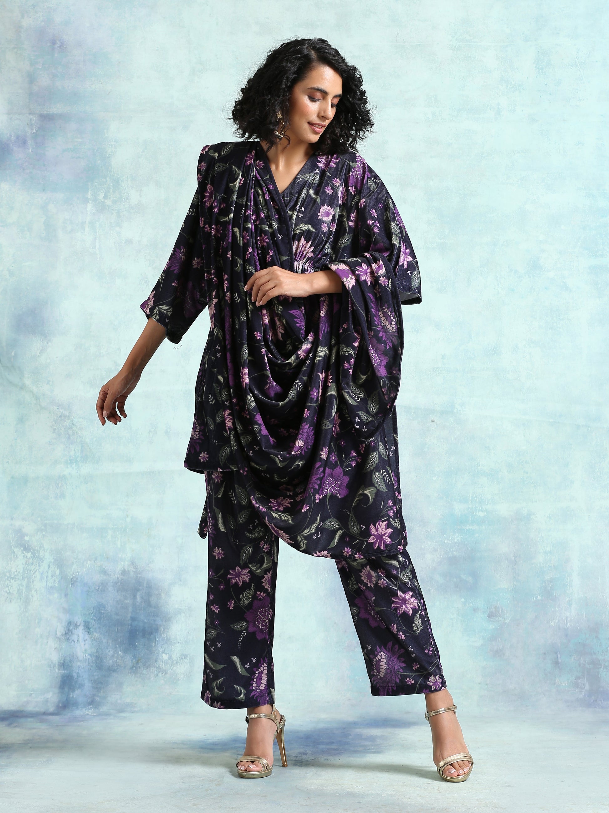 trueBrowns Black Printed Velvet Shawl | Swadesiicart