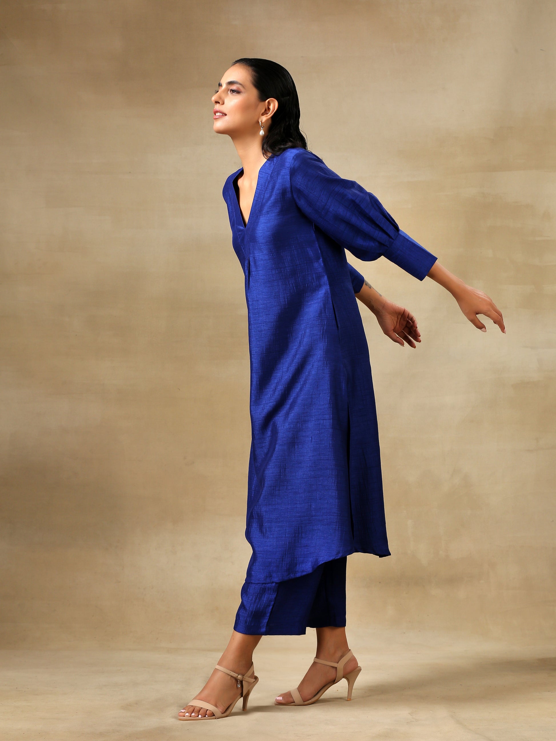 trueBrowns Blue Textured Silk Puff Sleeve Kurta Pant Set | Swadesiicart