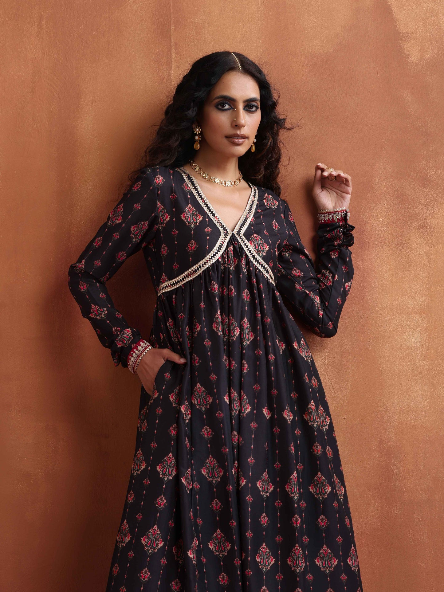 trueBrowns Black Print Flared Anarkali Kurta Set | Swadesiicart