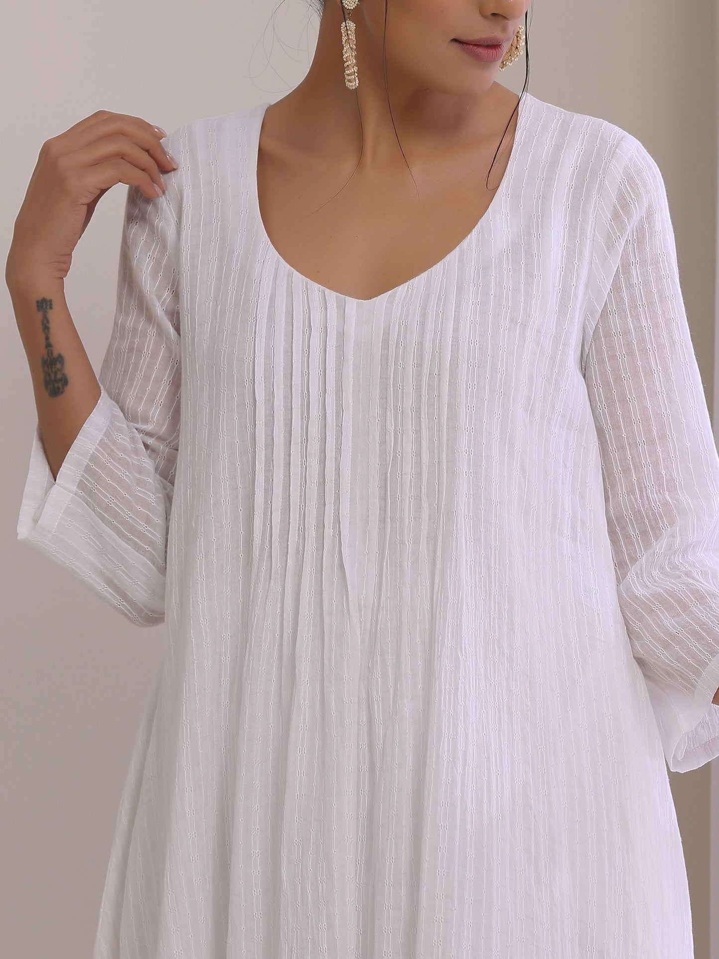 trueBrowns White Dobby Front Pleated Long Kurta Pant Set | Swadesiicart