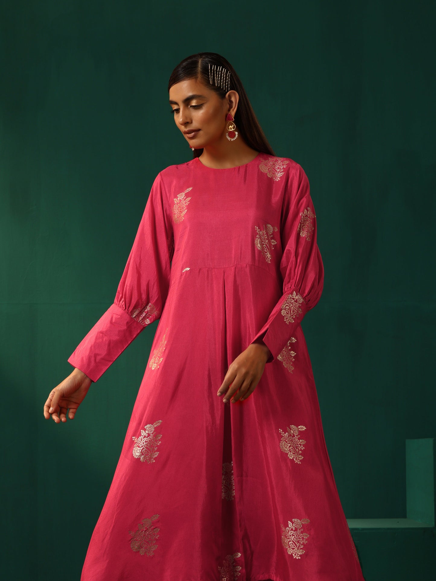 trueBrowns Pink Floral Viscose Silk Round Neck Puff Sleeve Kurta Pant Set | Swadesiicart