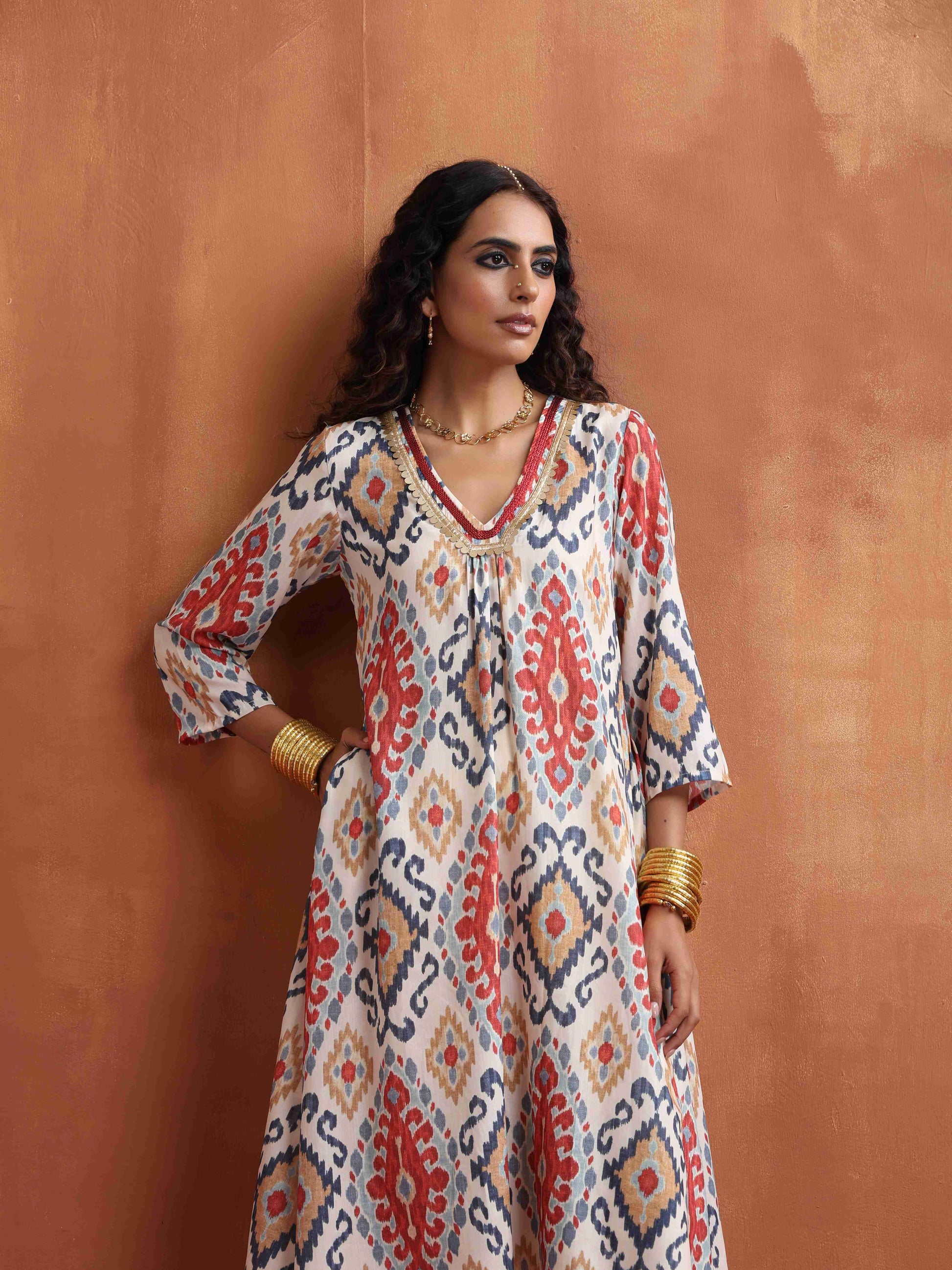 trueBrowns Off White Ikat Print Kurta Set | Swadesiicart
