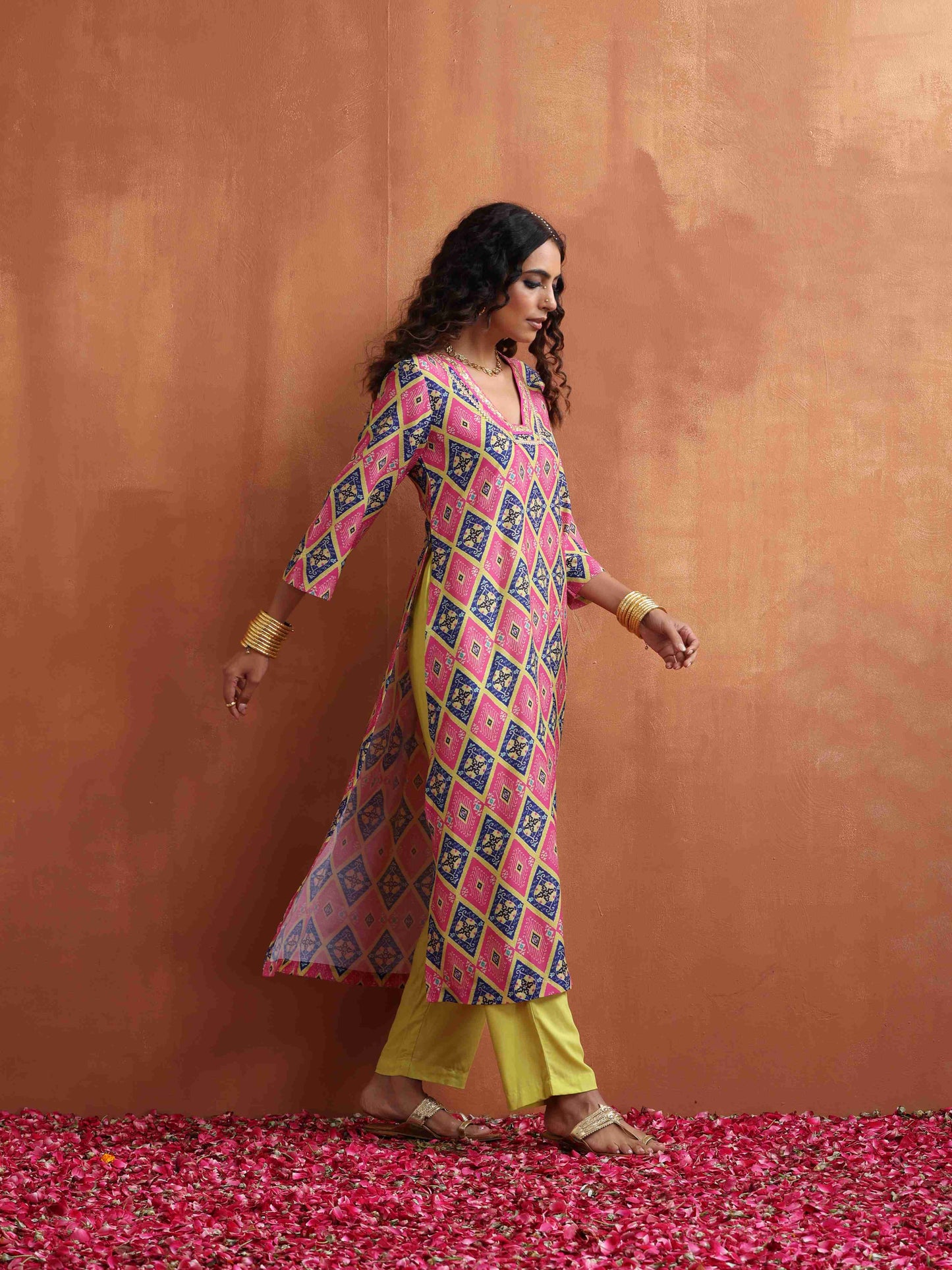 trueBrowns Pink Print High Slit Kurta Set | Swadesiicart