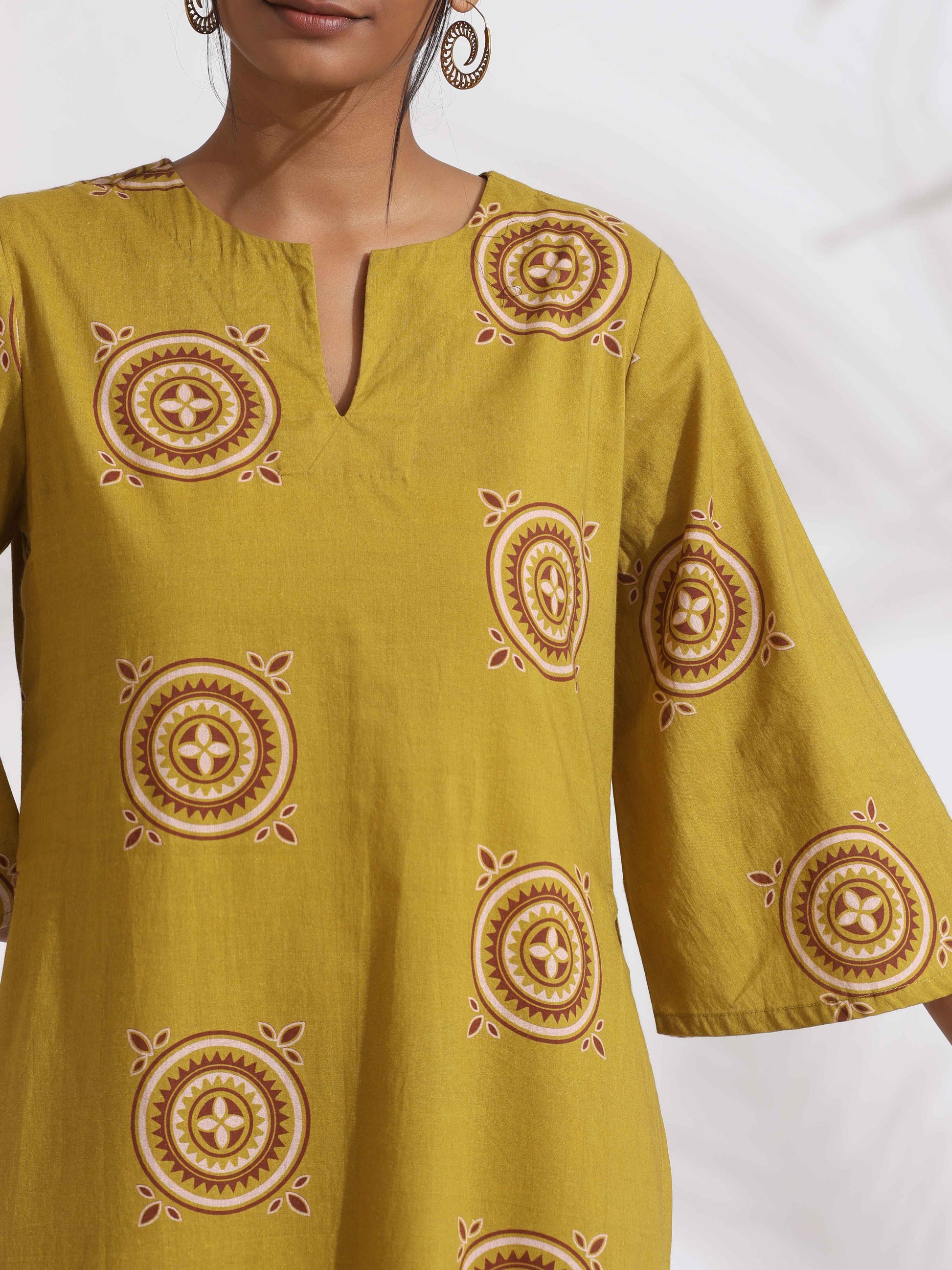 trueBrowns Green Cotton Print HighSlit Kurta Set | Swadesiicart