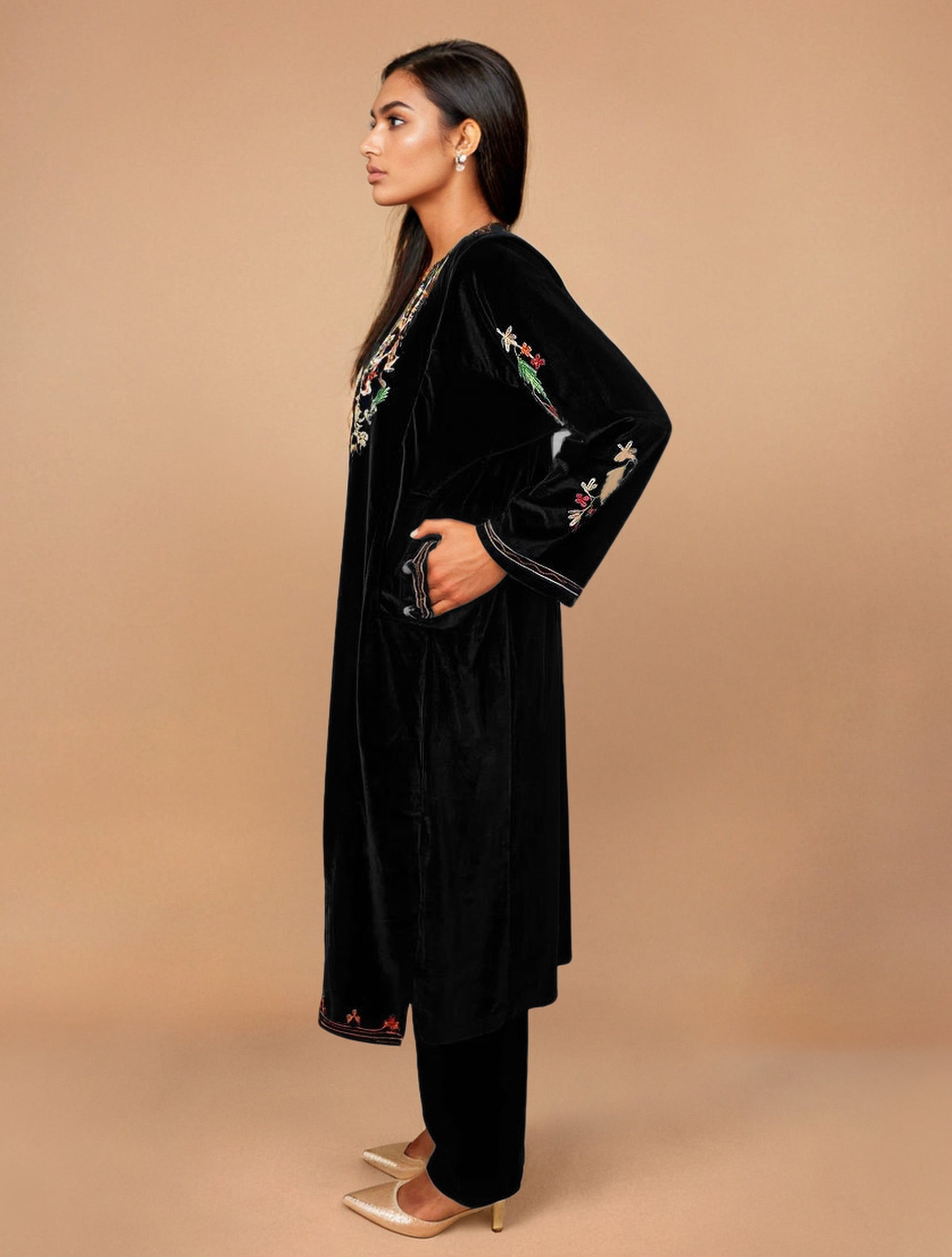 trueBrowns Black Velvet Embroidered Kurta Set | Swadesiicart