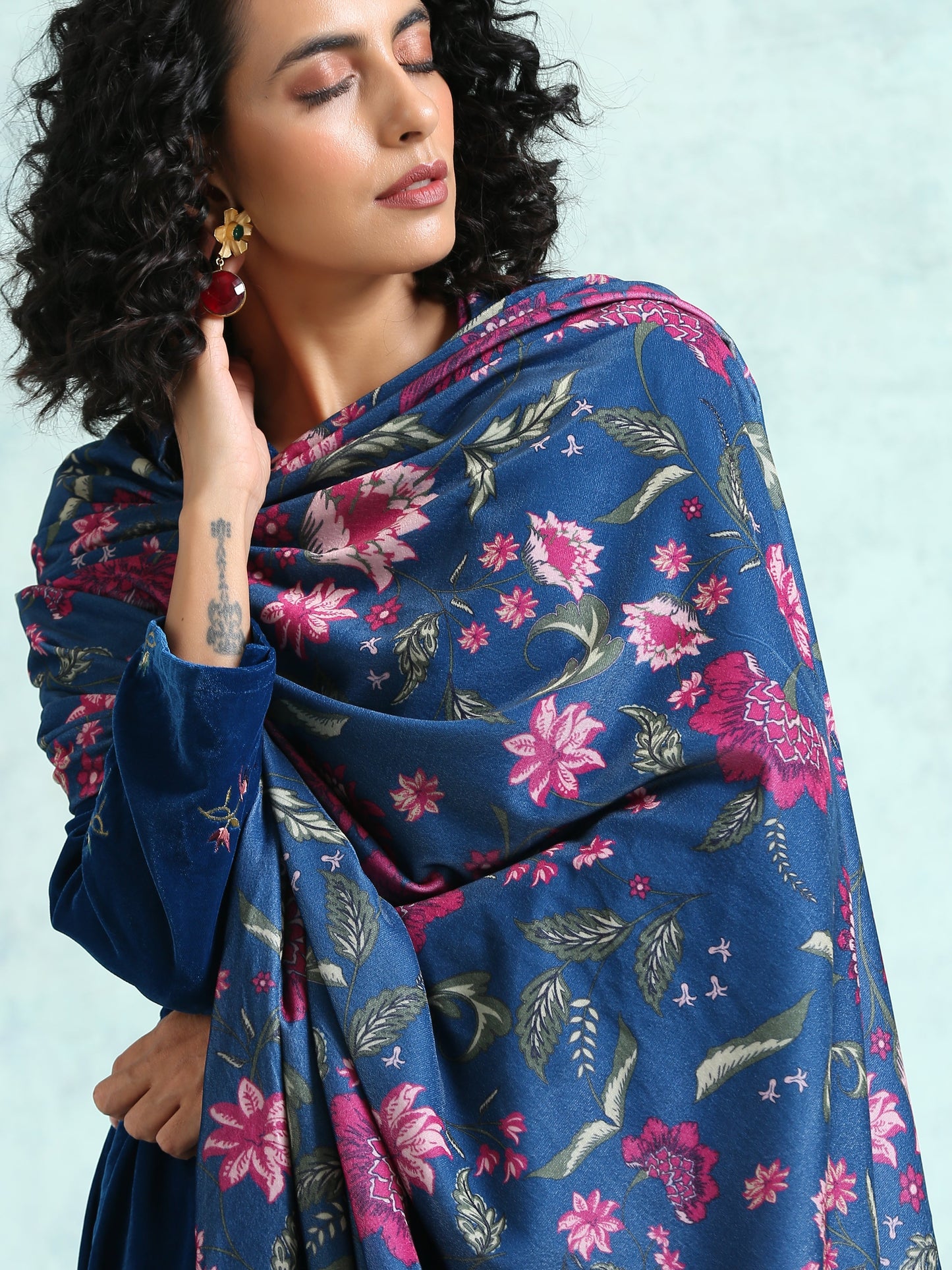 trueBrowns Blue Printed Velvet Shawl | Swadesiicart