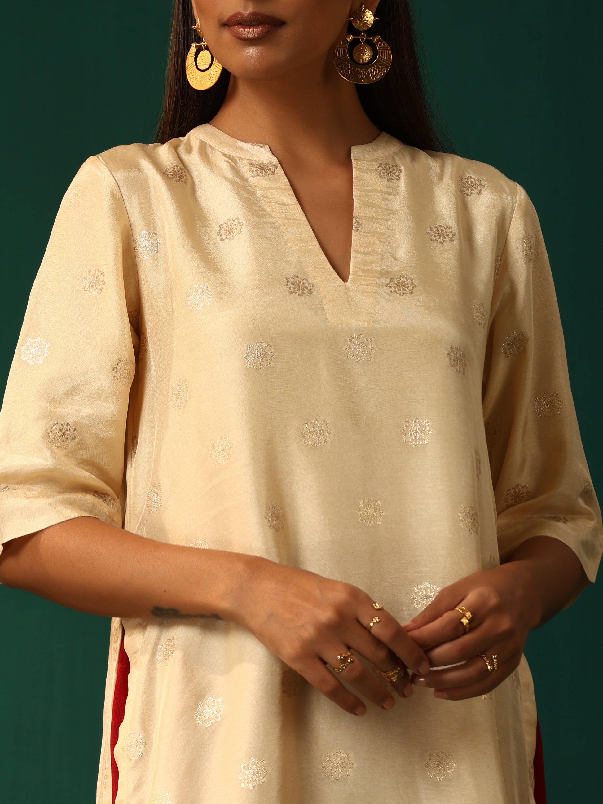trueBrowns Ivory Geometric Floral Viscose Silk High Low Kurta Pant Set | Swadesiicart