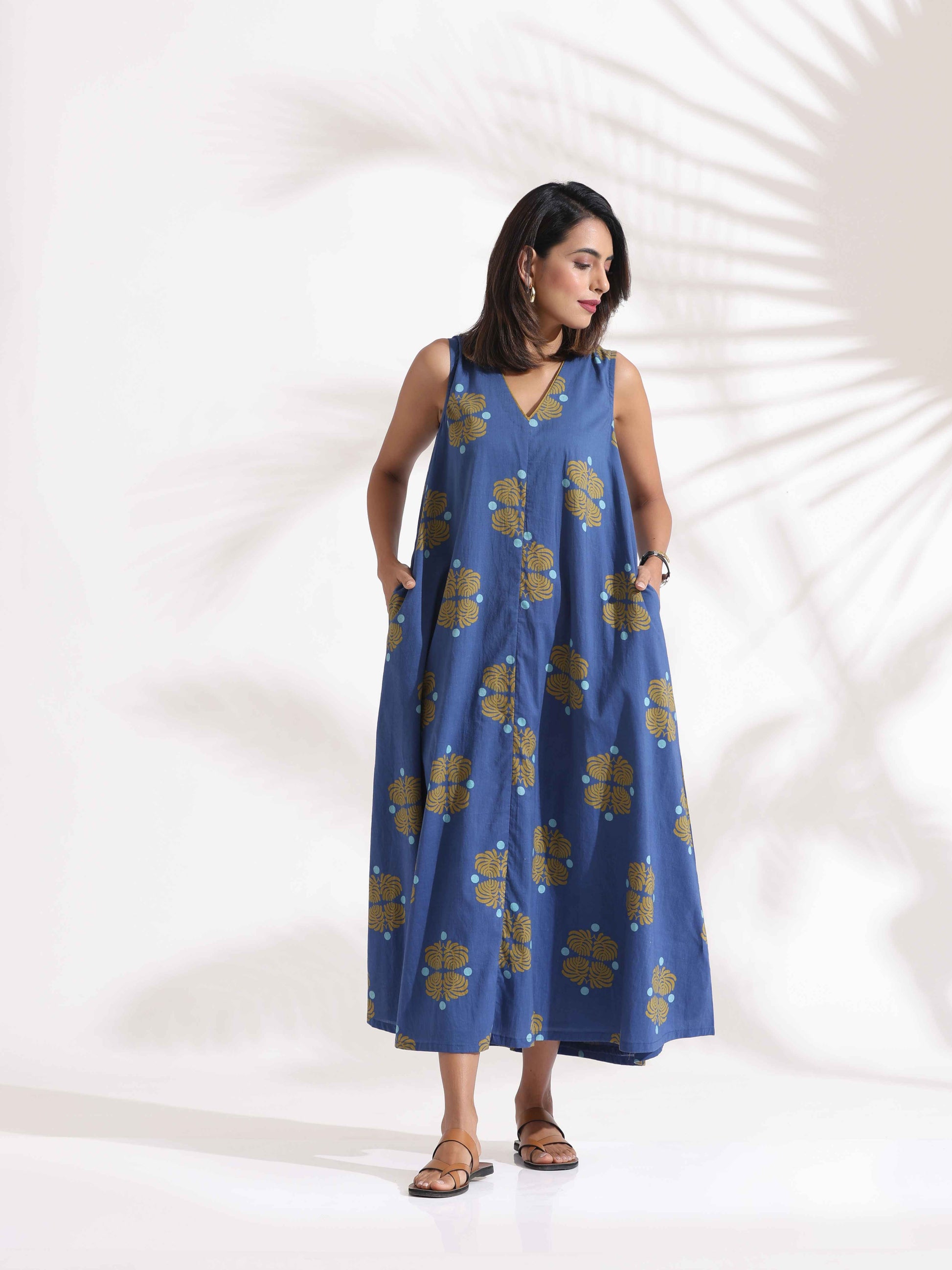 trueBrowns Blue Cotton Print Sleeveless Dress | Swadesiicart