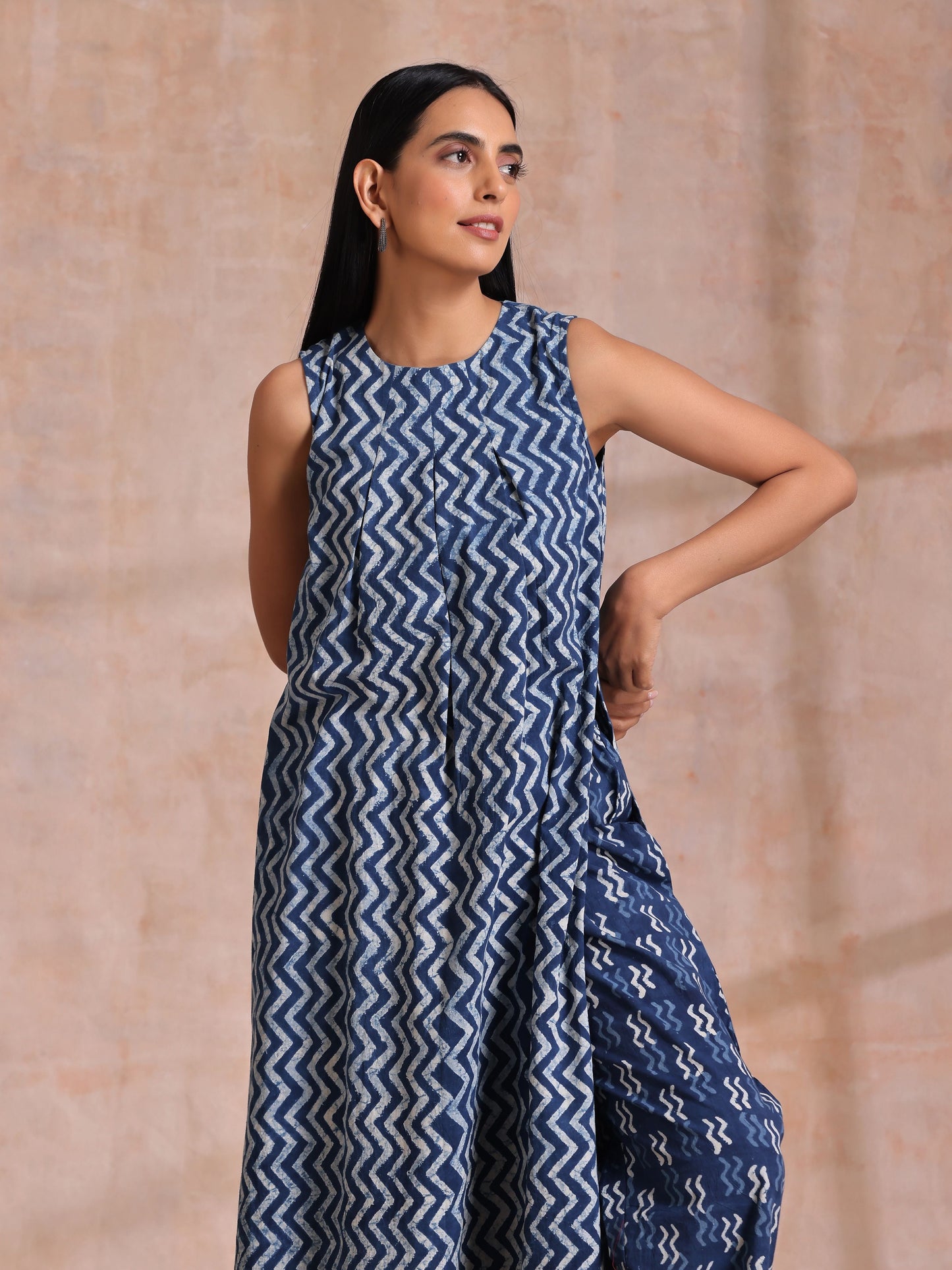trueBrowns Indigo Dabu Zig-Zag Lines Print Cotton Sleeveless Kurta Pant Set | Swadesiicart