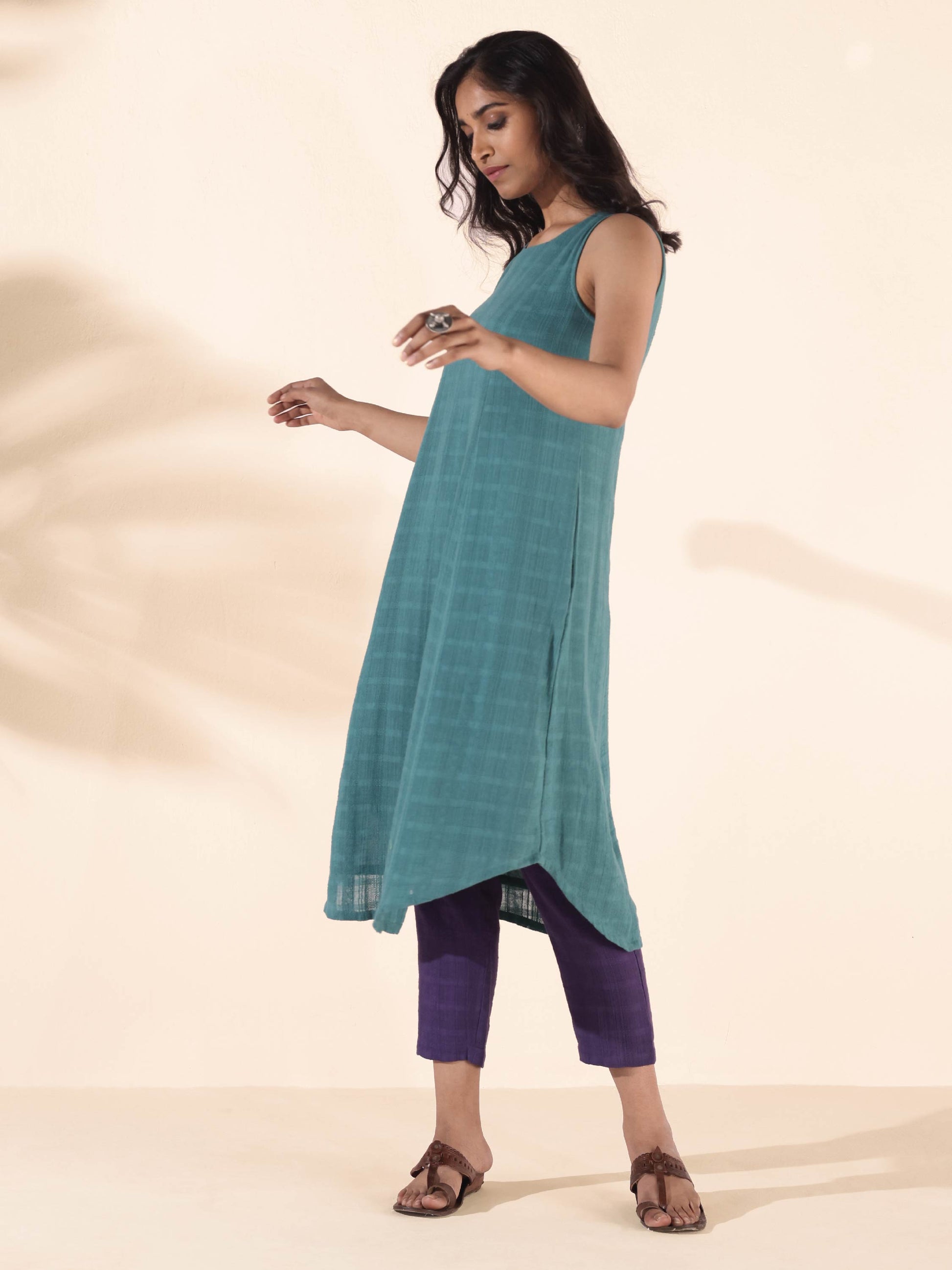 trueBrowns Turquoise Cotton Dobby Sleeveless Kurta Pant Set | Swadesiicart