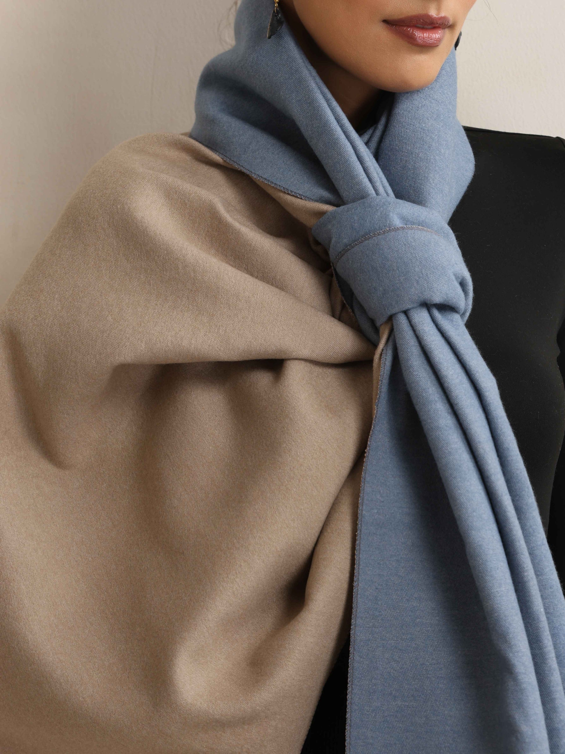 trueBrowns Blue Reversible Woollen Stole | Swadesiicart
