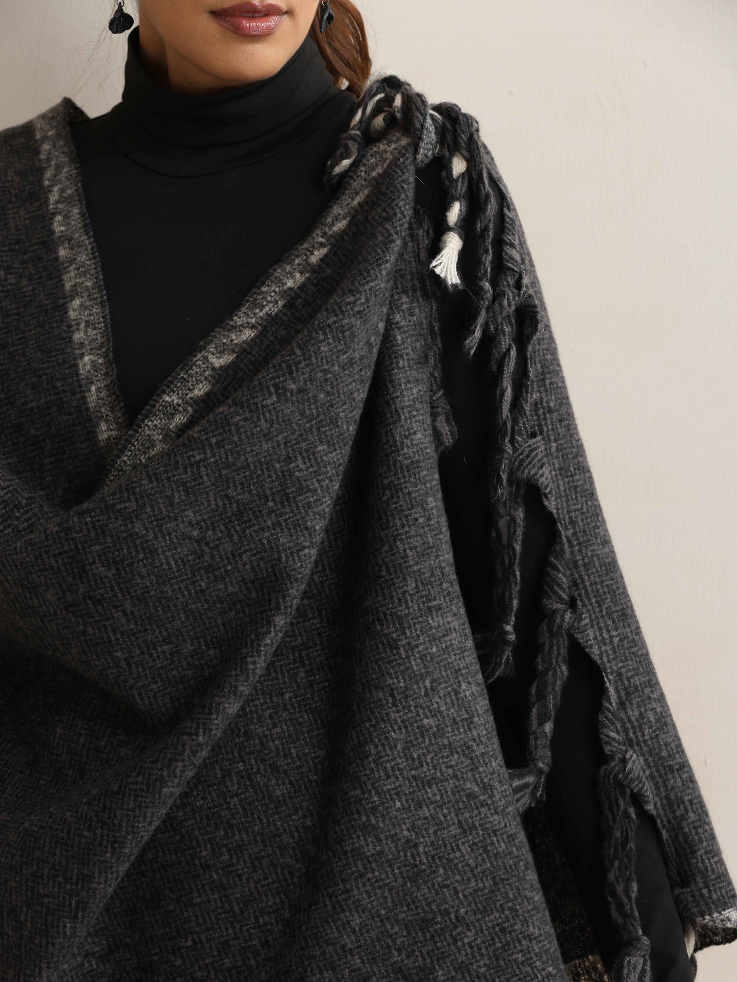 trueBrowns Black Tassel Woollen Stole | Swadesiicart
