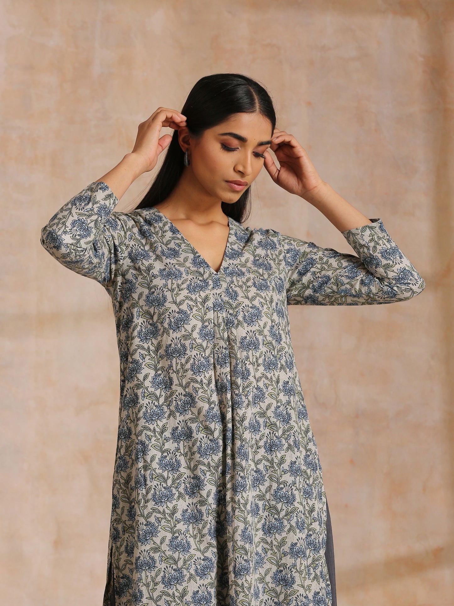 trueBrowns Blue Grey Overall Floral Block On White Print Cotton Kurta Pant Set | Swadesiicart