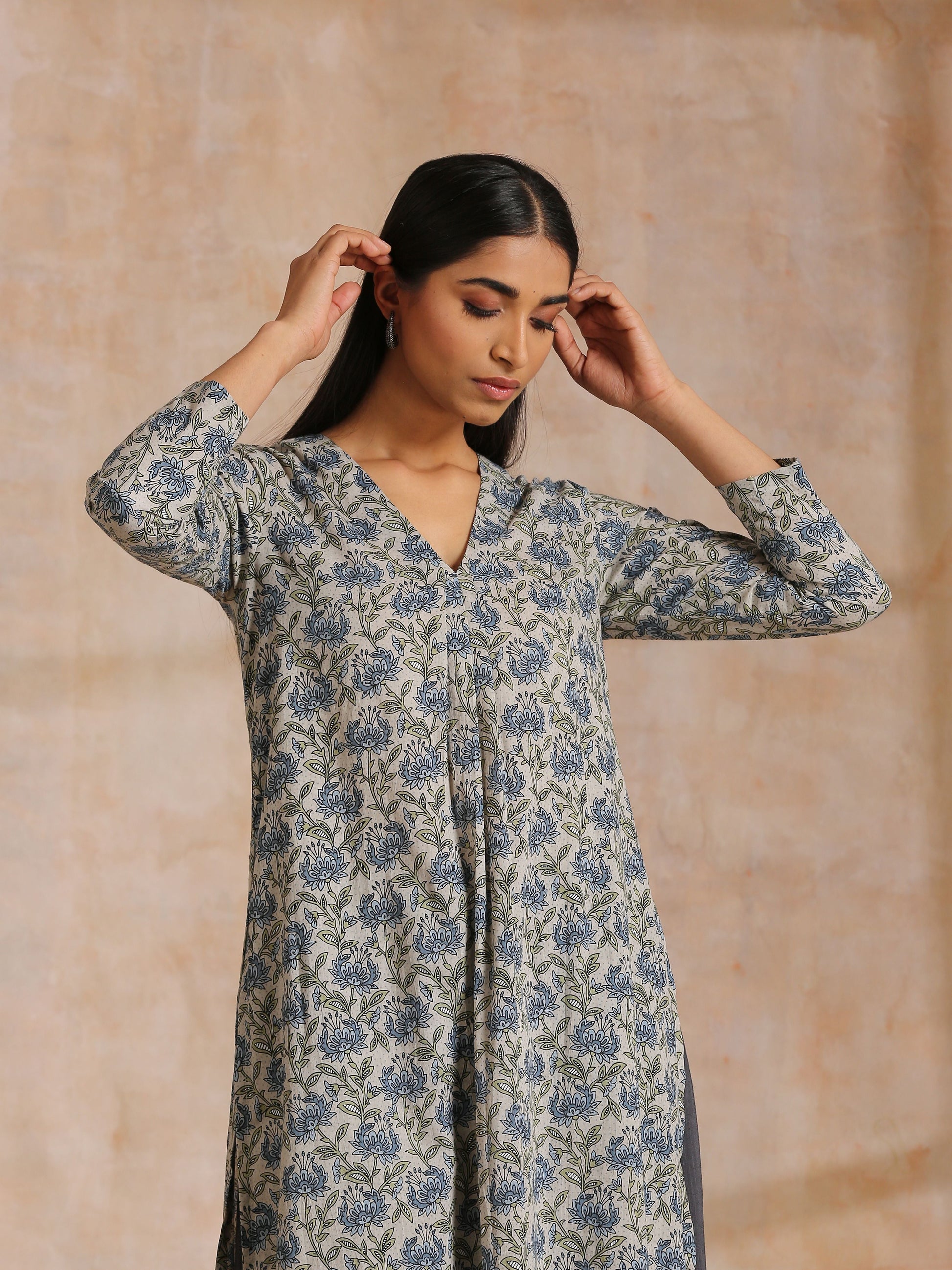 trueBrowns Blue Grey Overall Floral Block On White Print Cotton Kurta Pant Set | Swadesiicart