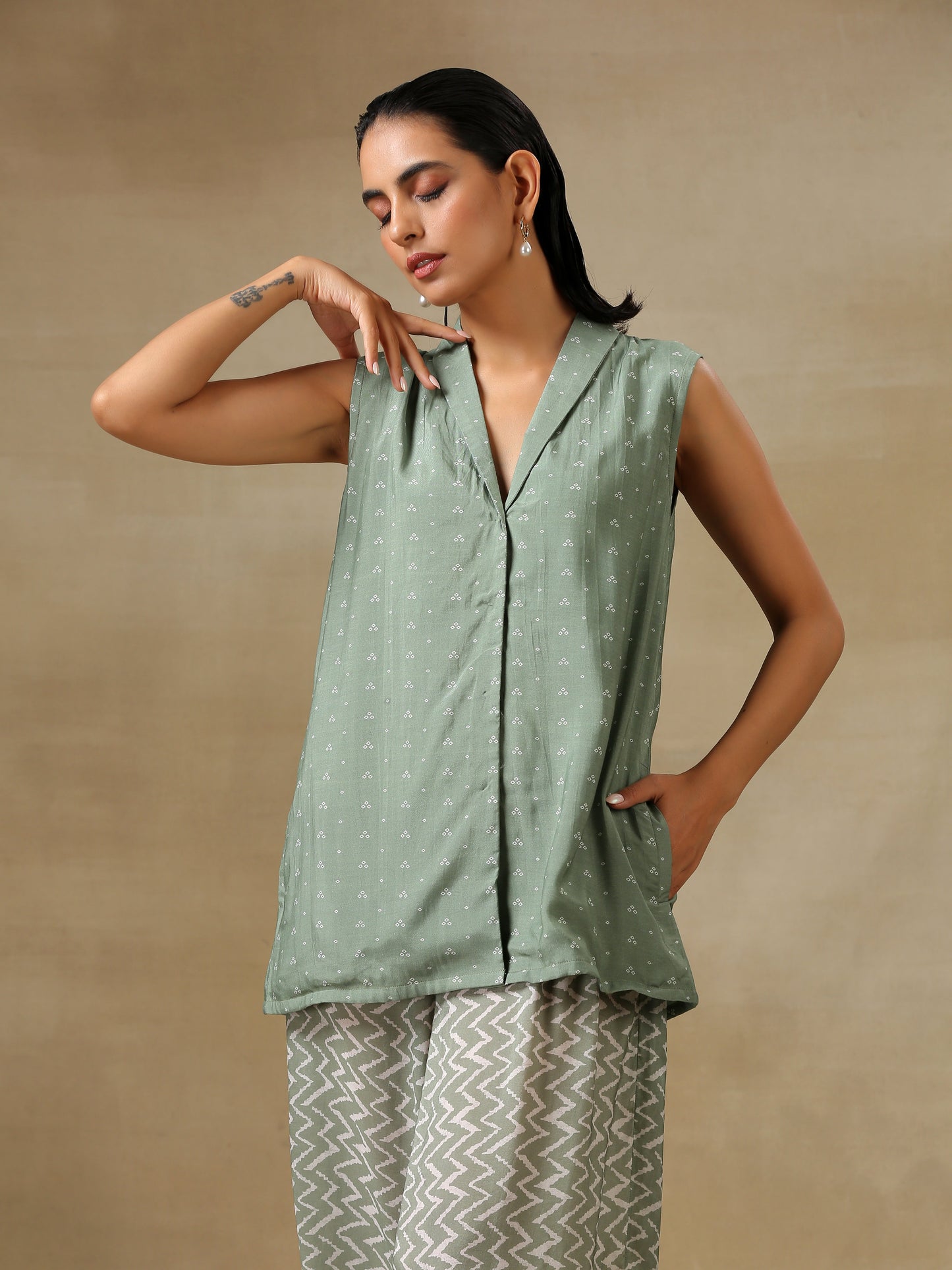 trueBrowns Light Green Bandhani Printed Silk Sleevesless Jacket Pant Set | Swadesiicart