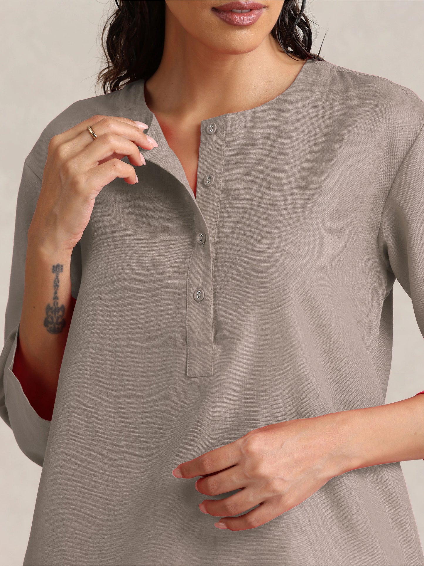 trueBrowns Light Grey Cotton Blend Short Kurta | Swadesiicart