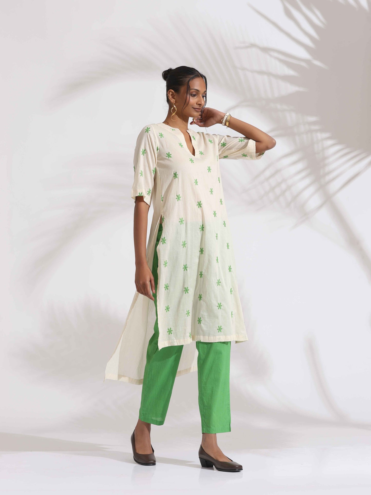 trueBrowns Off-White Cotton Floral Embroidered Straight Kurta Set | Swadesiicart