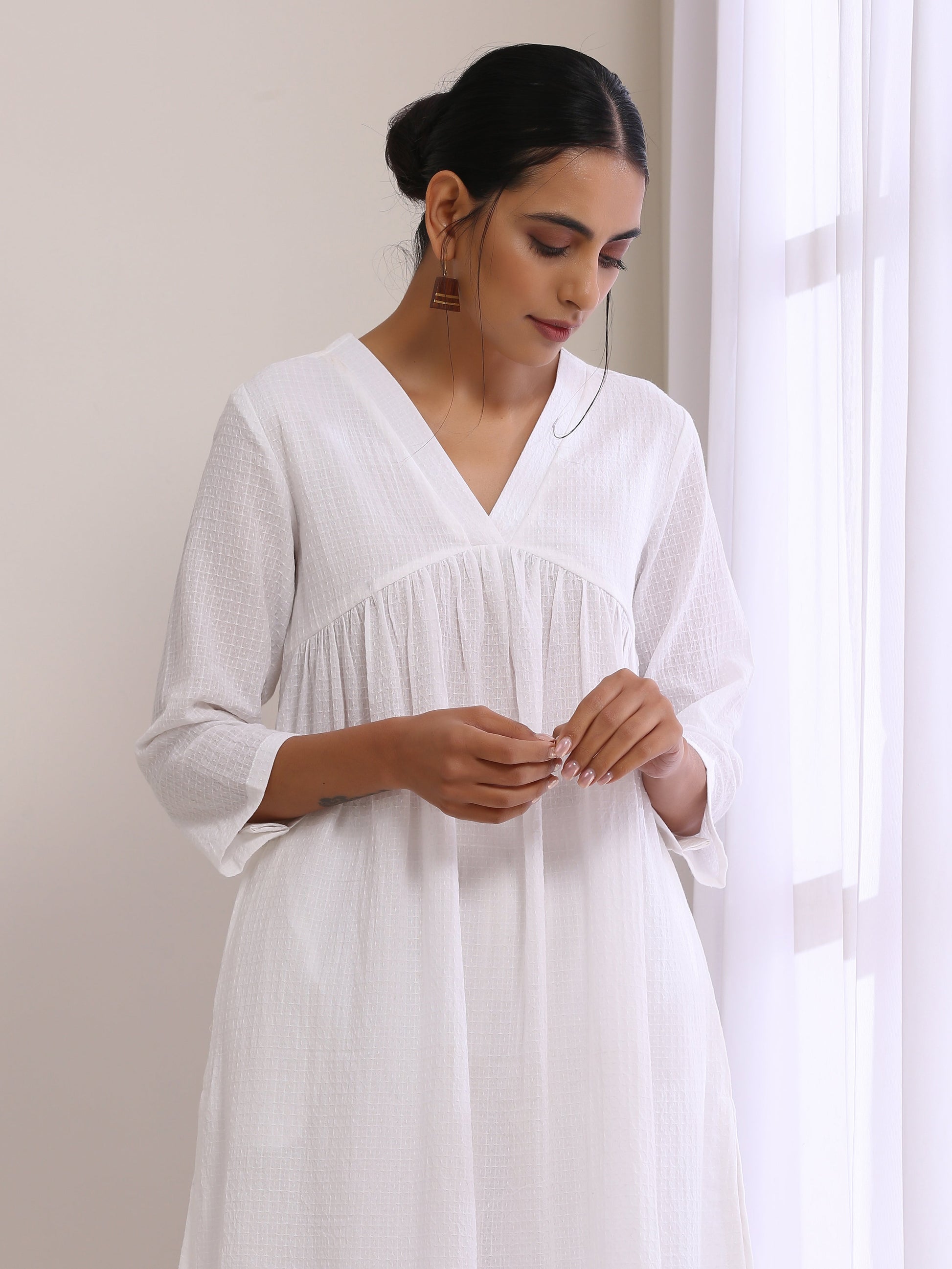 trueBrowns White Dobby Flared Slit Kurta Pant Set | Swadesiicart