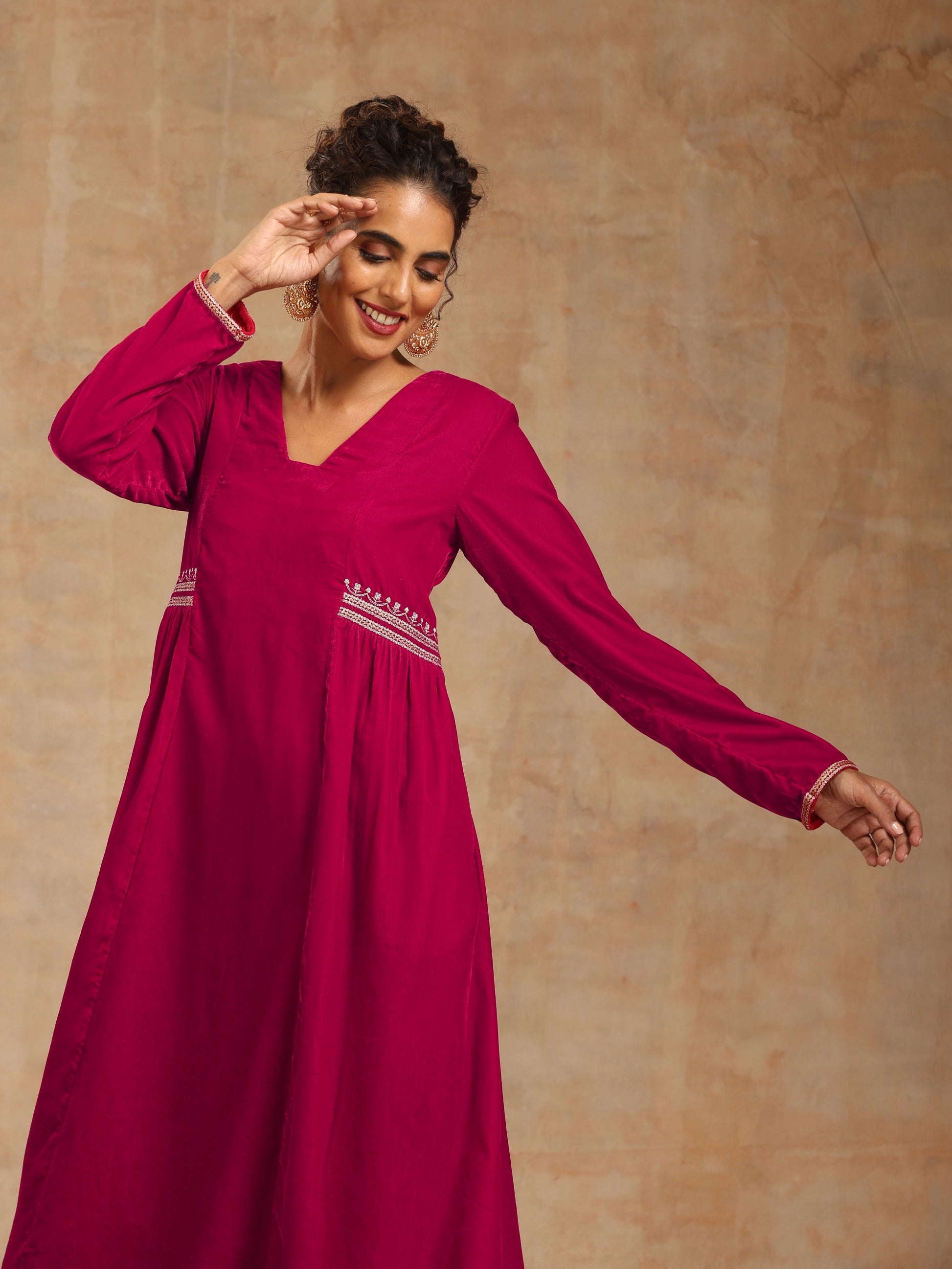 trueBrowns Rani Pink Velvet Embroidered Kurta | Swadesiicart