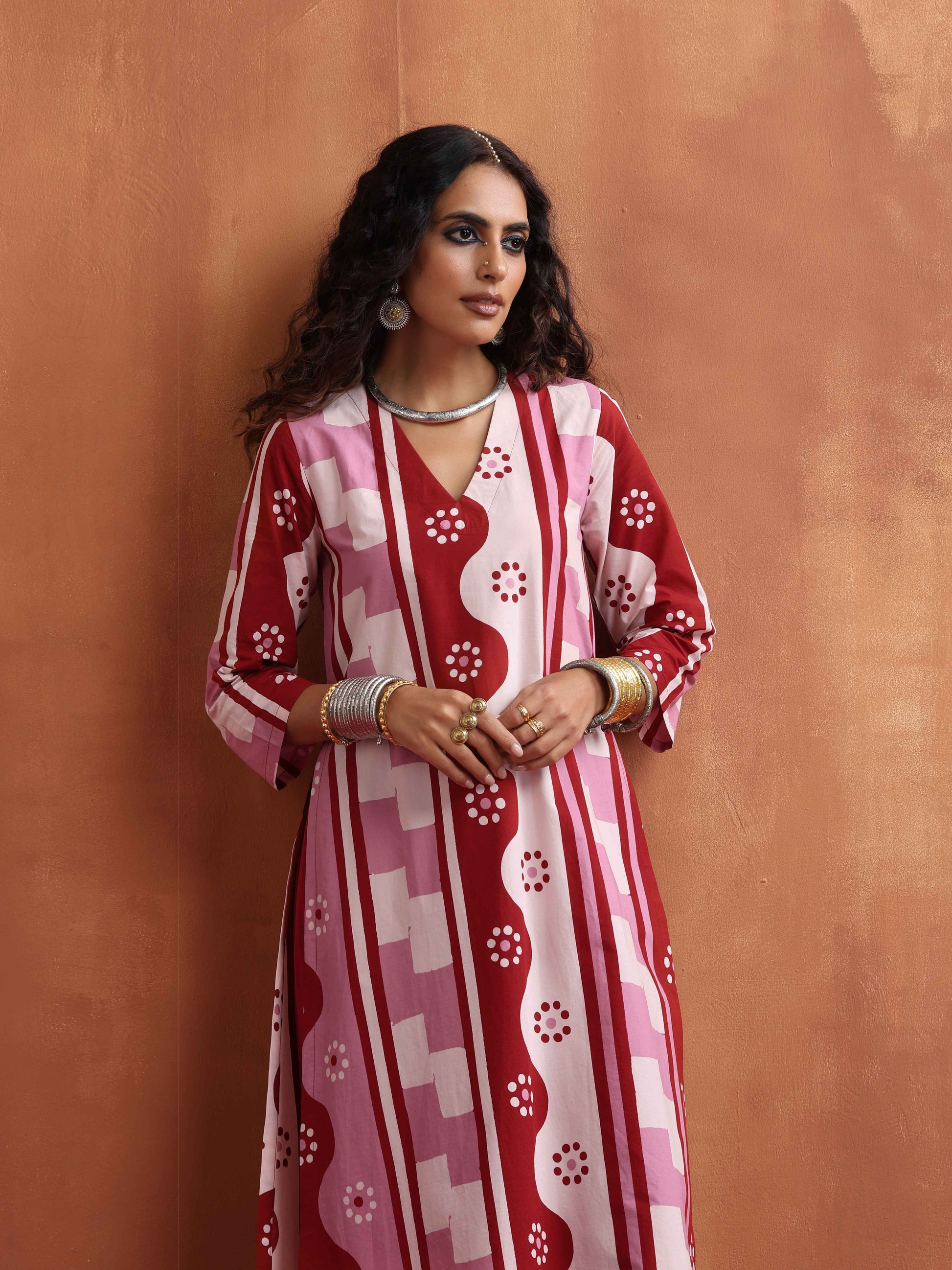trueBrowns Pink Abstract Print High Slit Kurta Set | Swadesiicart