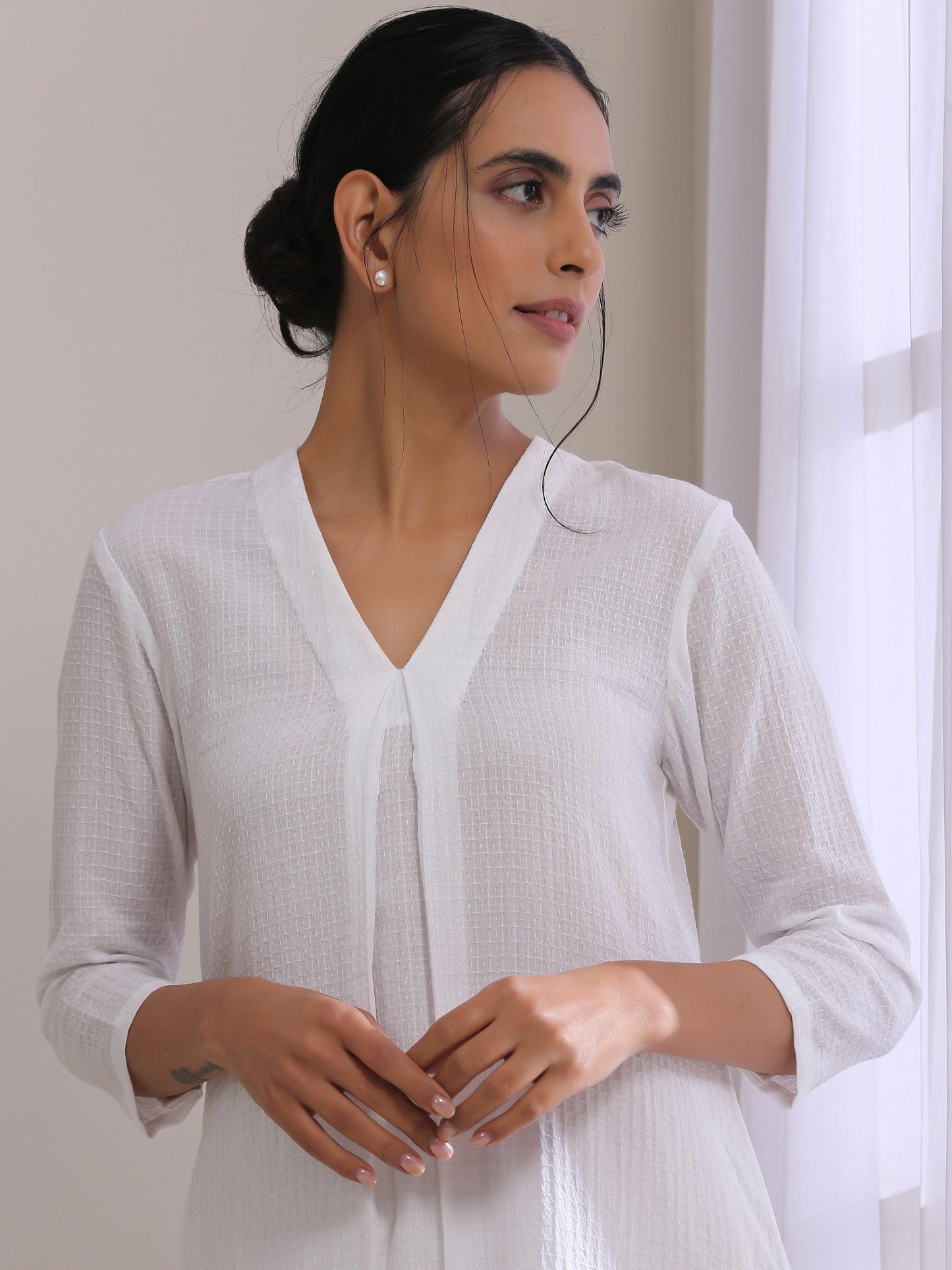 trueBrowns White Dobby Neck Pleat Kurta Pant Set | Swadesiicart