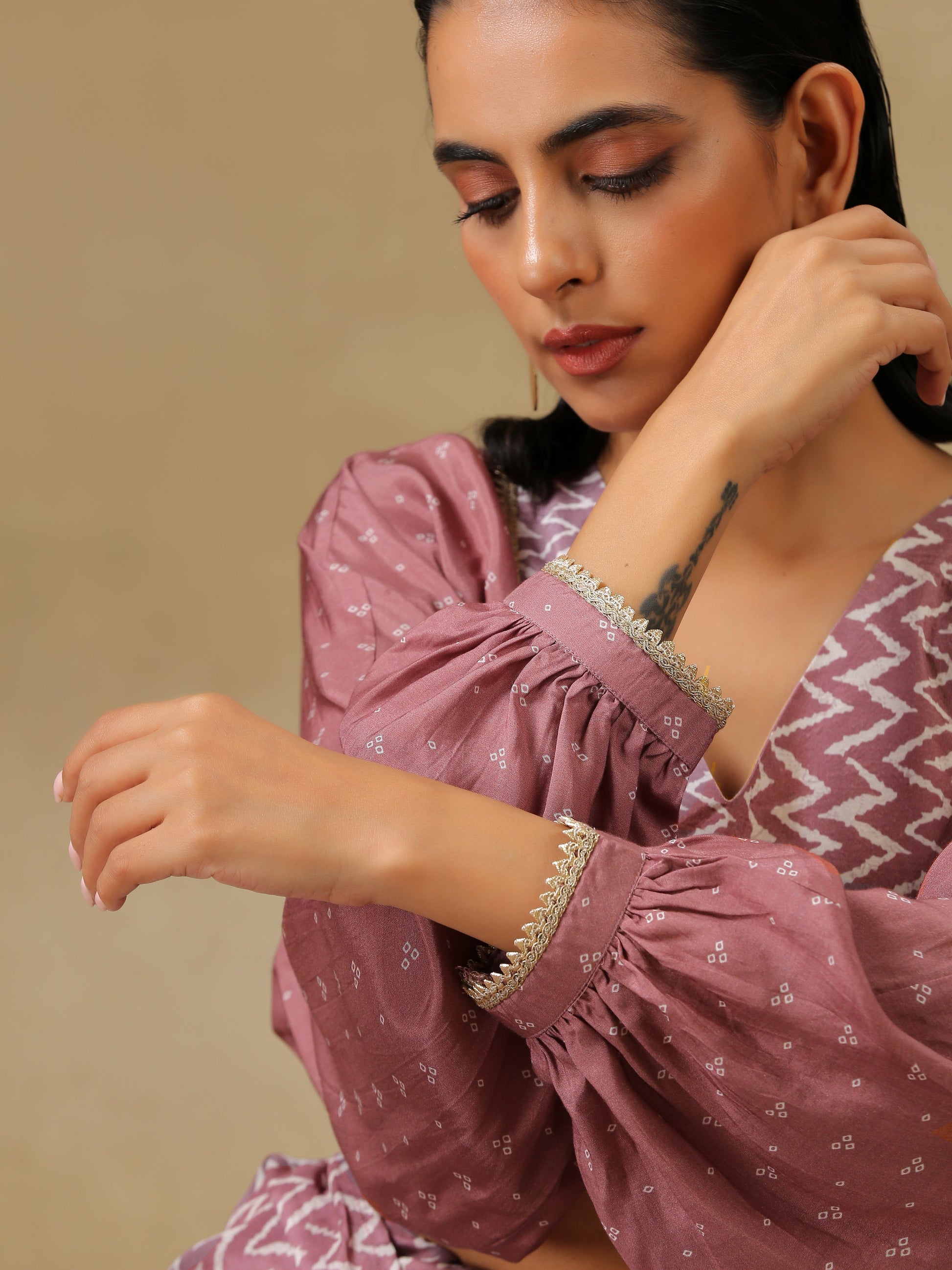 trueBrowns Dark Mauve Bandhani Printed Silk Elasticated Blouse | Swadesiicart