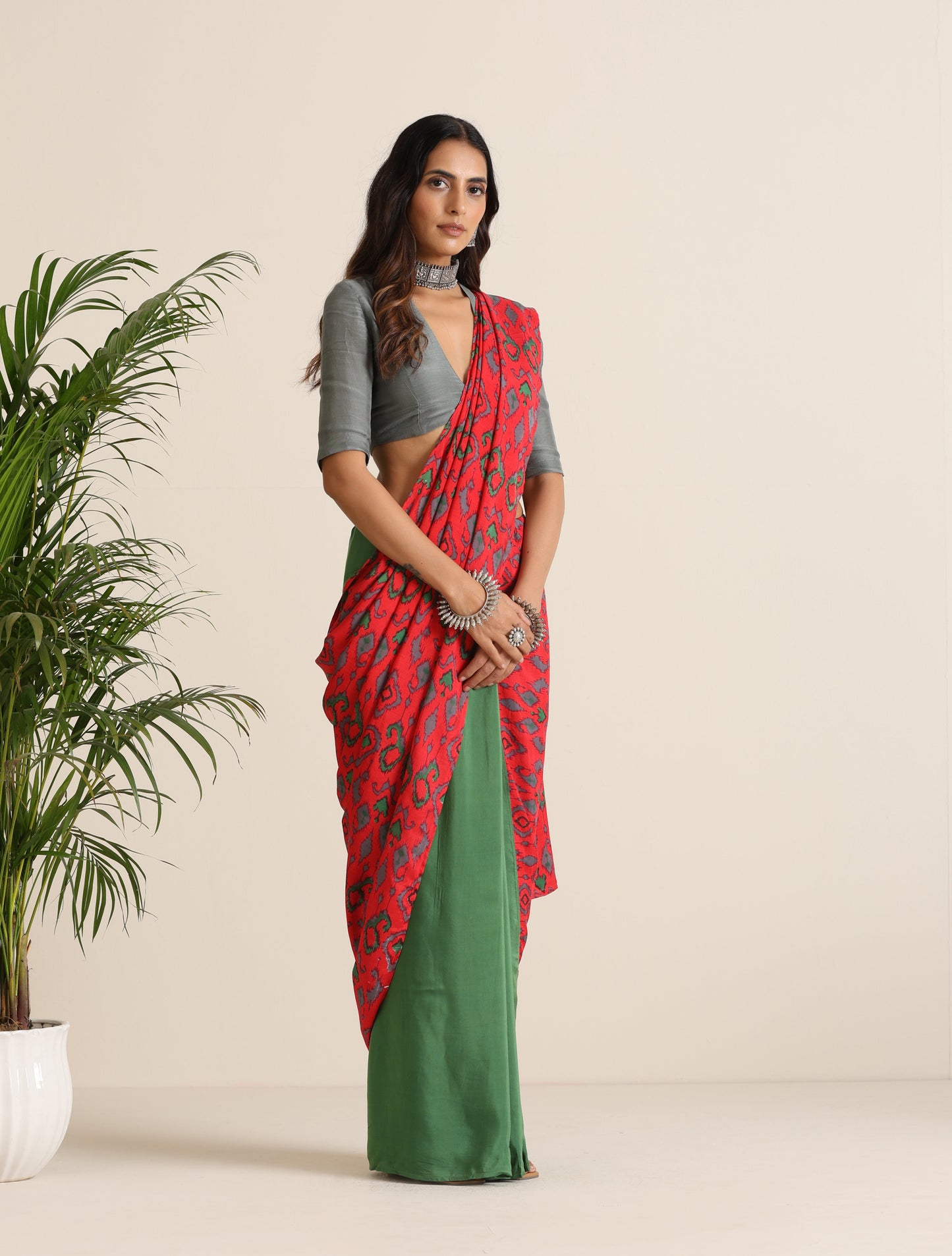 trueBrowns Red Muslin Ikat Saree | Swadesiicart