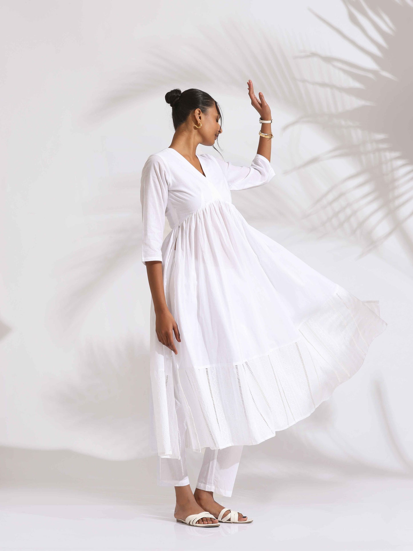 trueBrowns White Cotton Schiffli Flared Anarkali Kurta Set | Swadesiicart