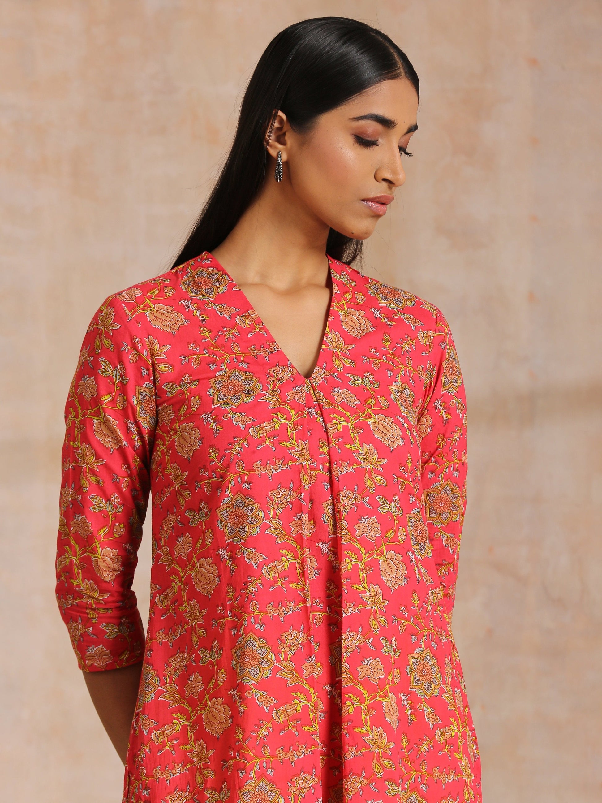 trueBrowns Flamingo Pink Overall Floral Block Print Cotton Slit Kurta Pant Set | Swadesiicart