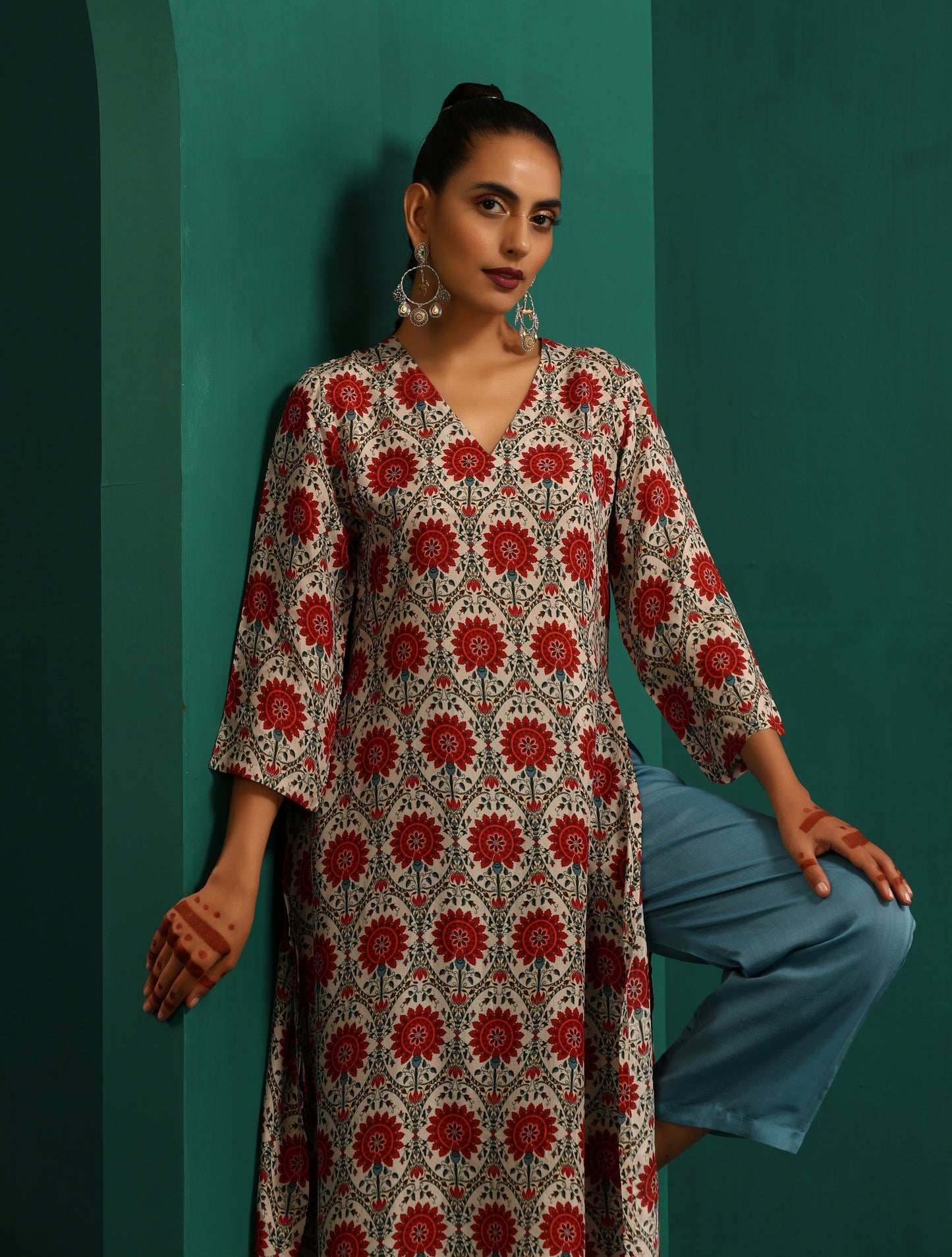 trueBrowns Ivory Red Circle Floral Muslin Silk Printed V-Neck Kurta Pant Set | Swadesiicart