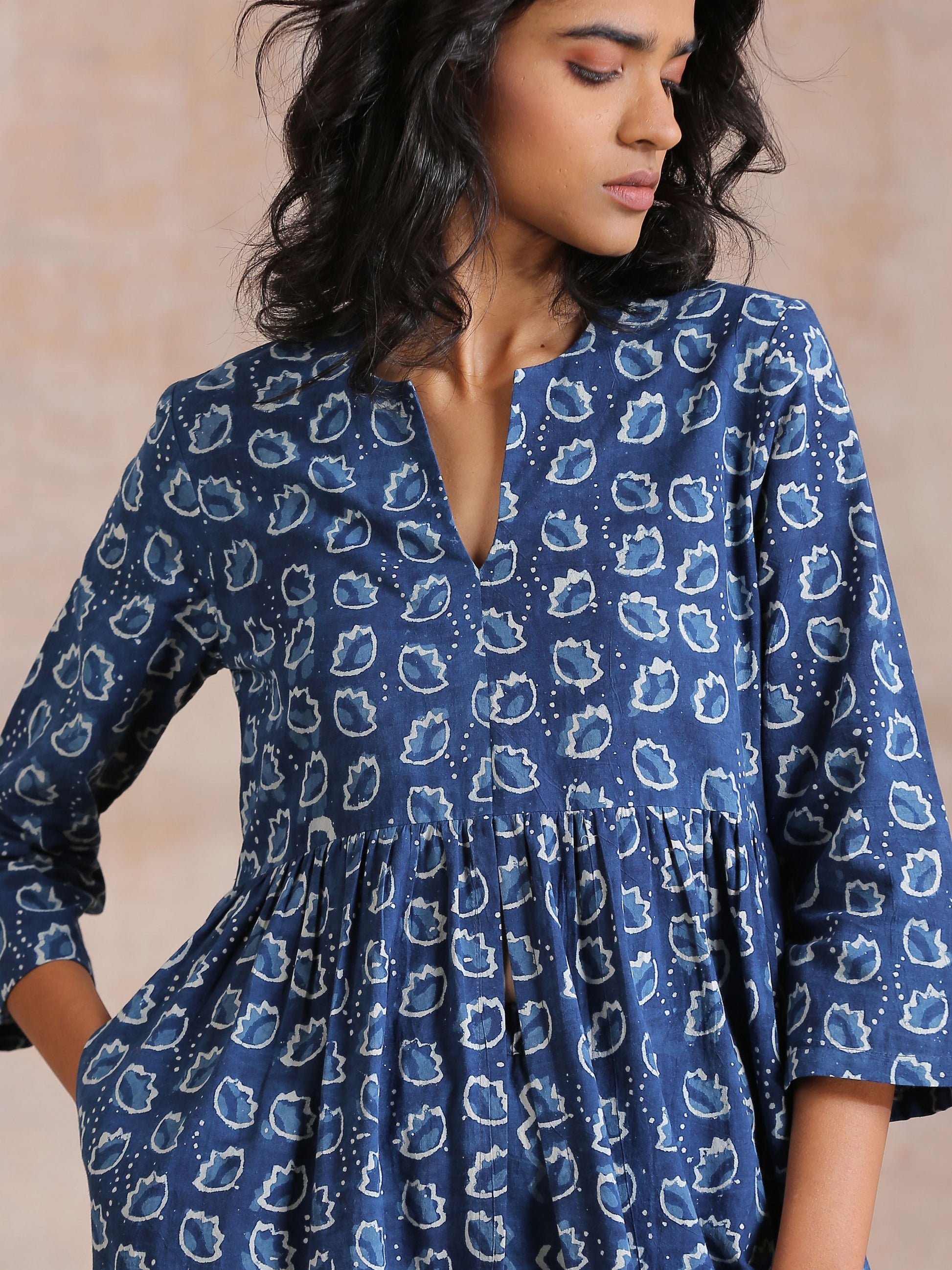 trueBrowns Indigo Dabu Floral Print Cotton Kurta Pant Set | Swadesiicart