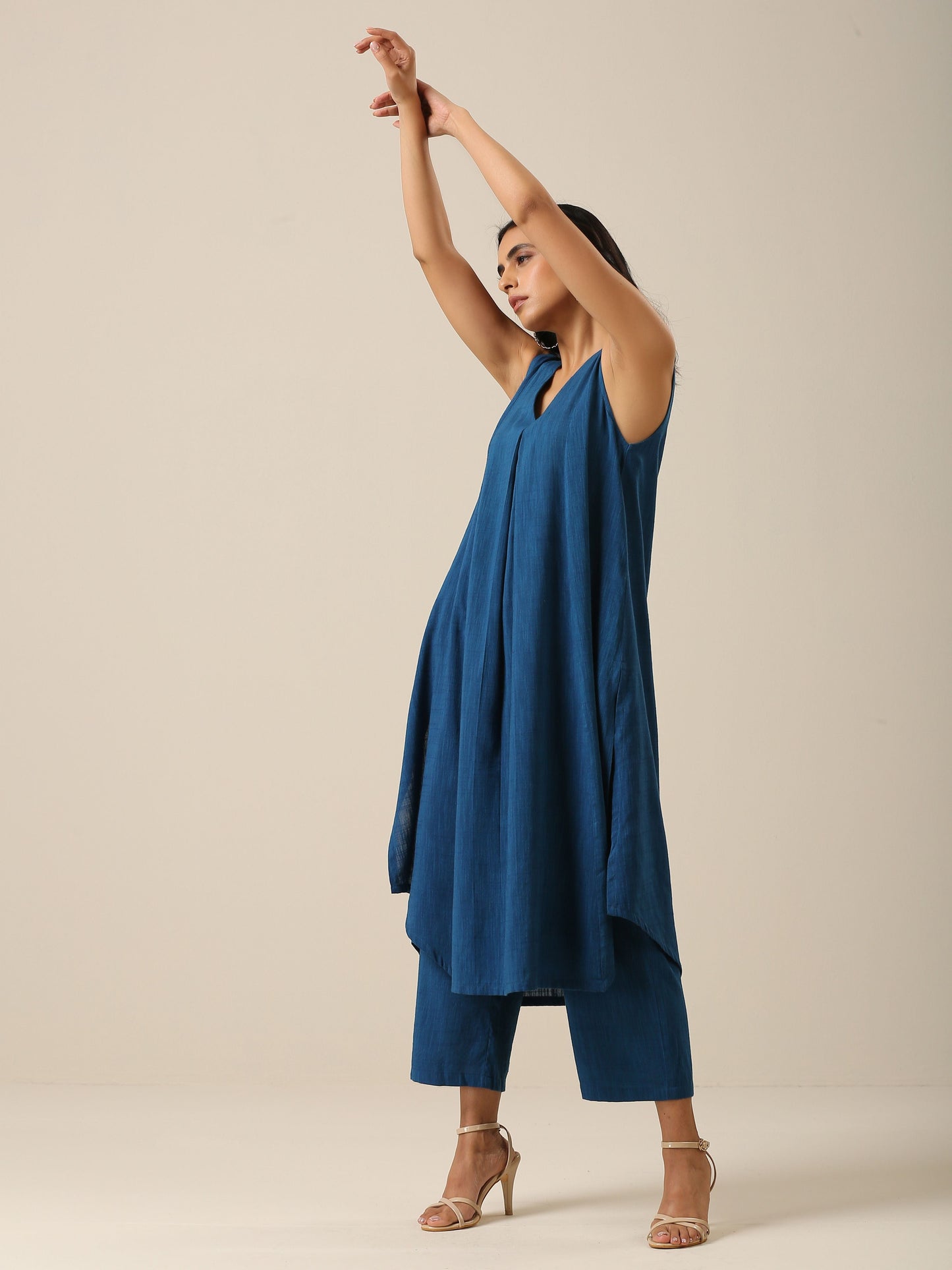 trueBrowns Classic Blue Slub Texture Sleeveless Flared Kurta Pant Set | Swadesiicart