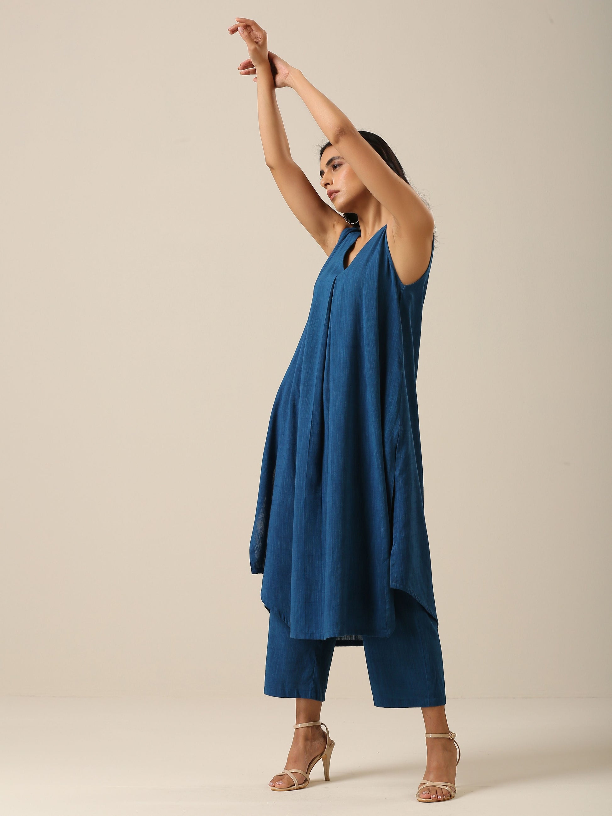 trueBrowns Classic Blue Slub Texture Sleeveless Flared Kurta Pant Set | Swadesiicart