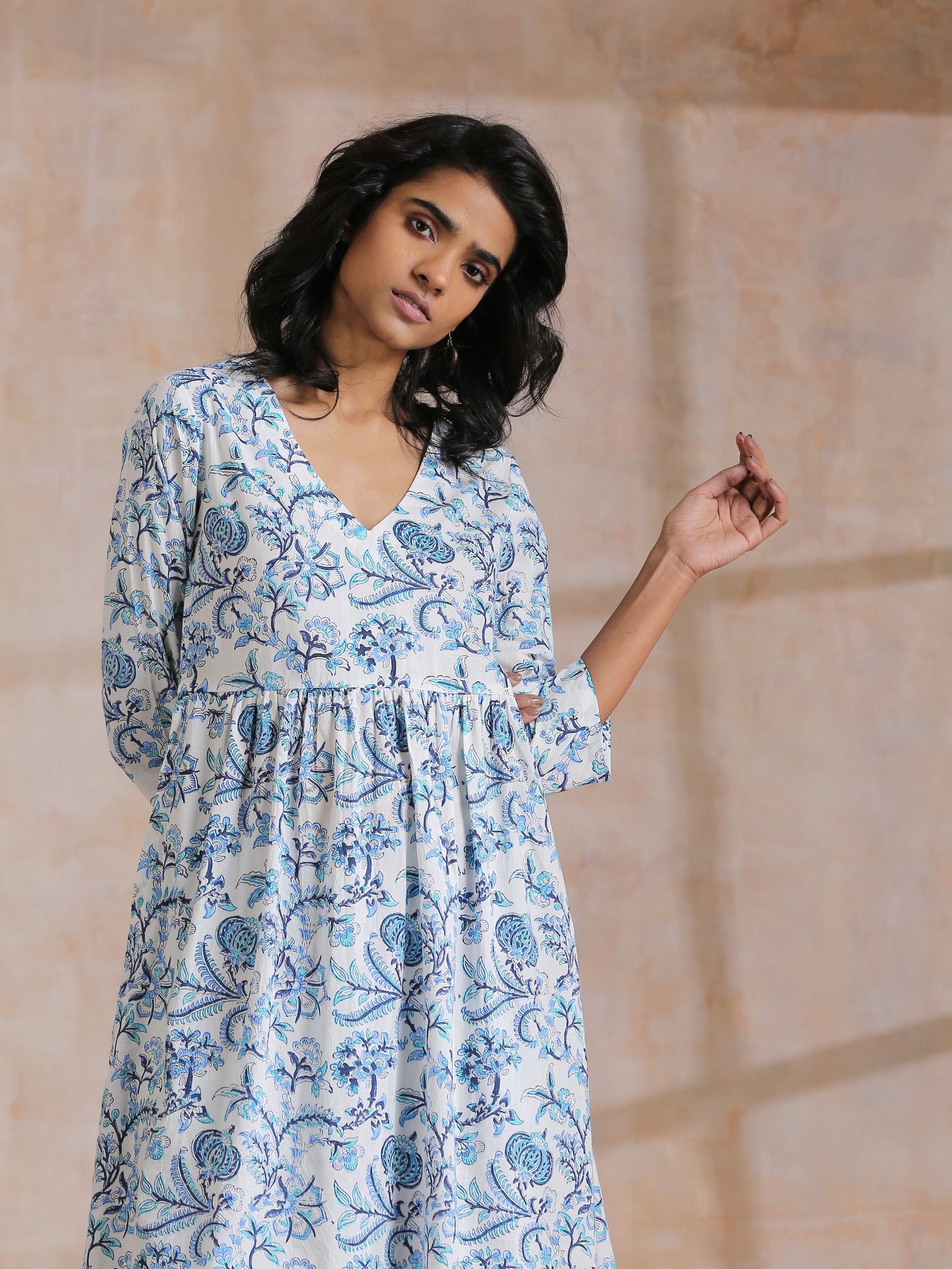 trueBrowns White With Overall Blue Print Cotton Slit Gathered Kurta Set | Swadesiicart