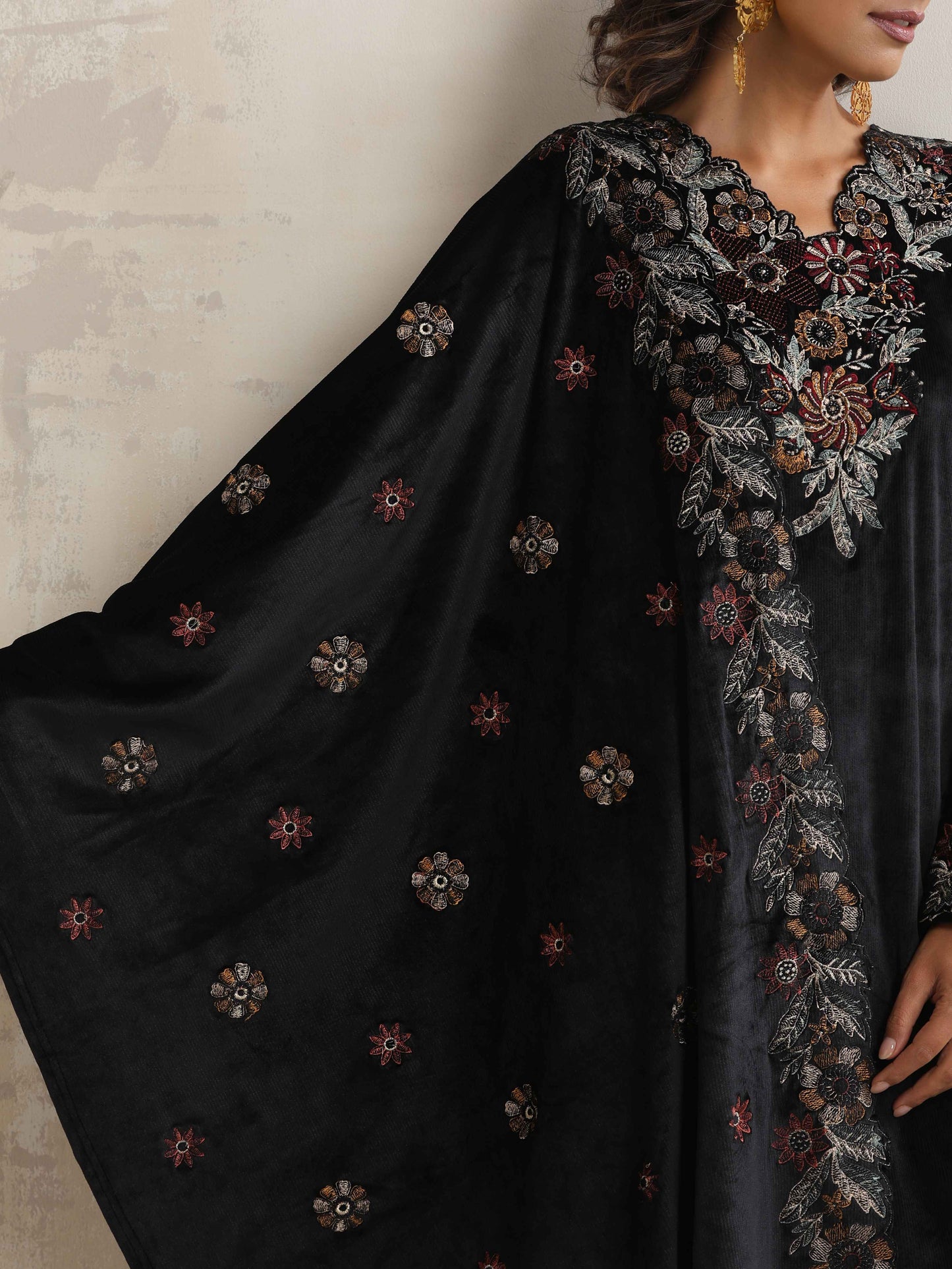 trueBrowns Black Velvet Floral Embroidered Kurta Pant Dupatta Set | Swadesiicart