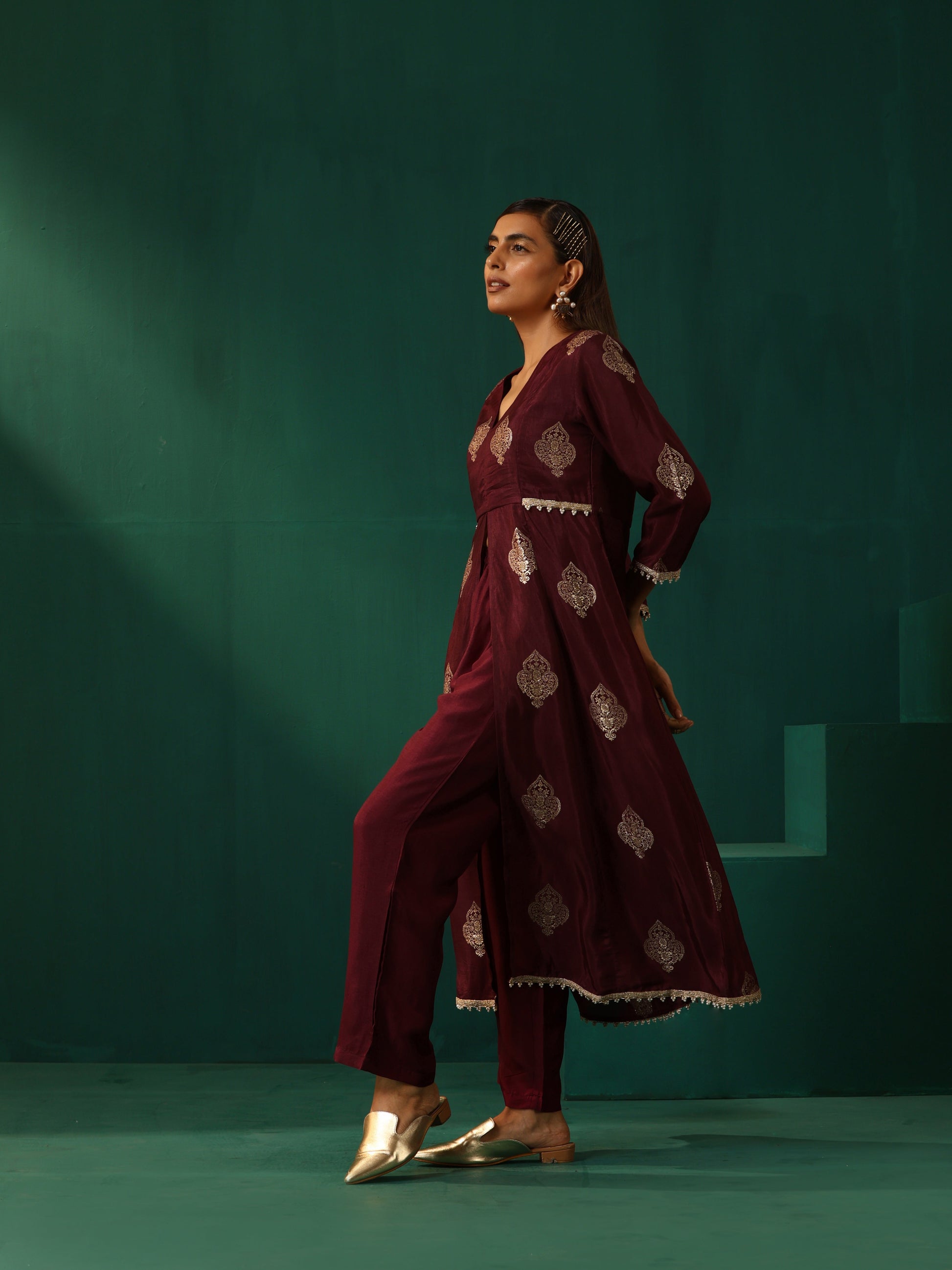 trueBrowns Wine Geometric Viscose Silk V-Neck Front Slit Kurta Pant Set | Swadesiicart
