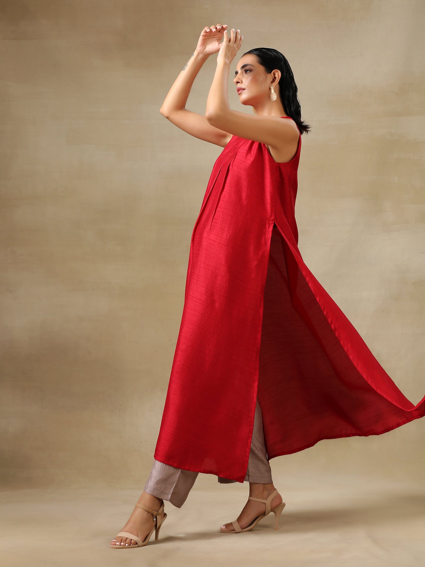 trueBrowns Maroon Textured Silk Sleeveless Kurta Pant Set | Swadesiicart